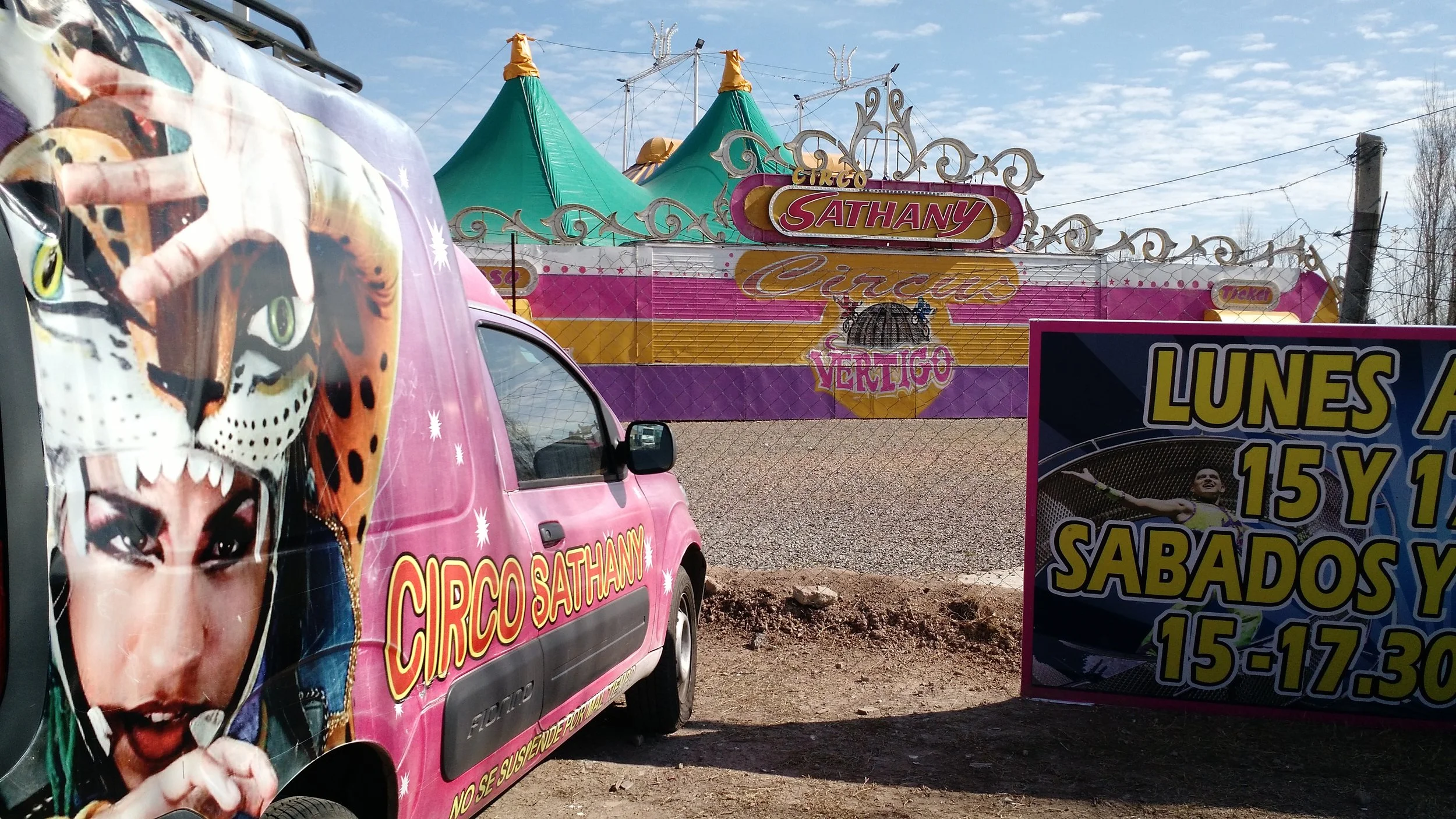 C'est une photographie de l'instant, saisie sans effraction, où j’accepte ma condition de passager du réel. Je ne traque pas le sujet ; je le laisse venir à moi.