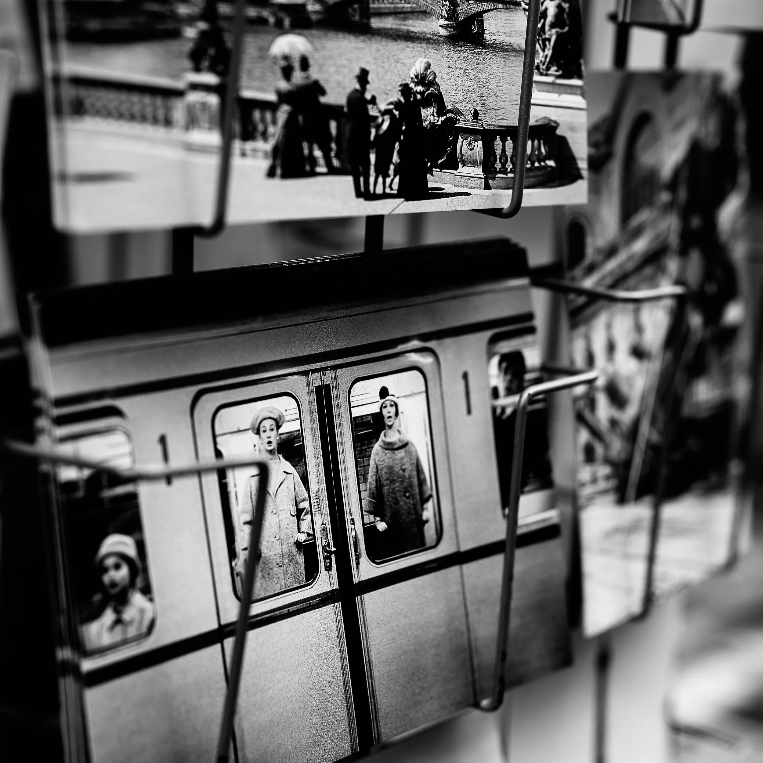 Loin des clichés touristiques, ce projet noir et blanc révèle la réalité intime et les contrastes de la capitale. Photographie issue de la série "Paris : Fragments intimes" de Claire Mornet, développée dans le cadre du mentorat photo en ligne de Prél