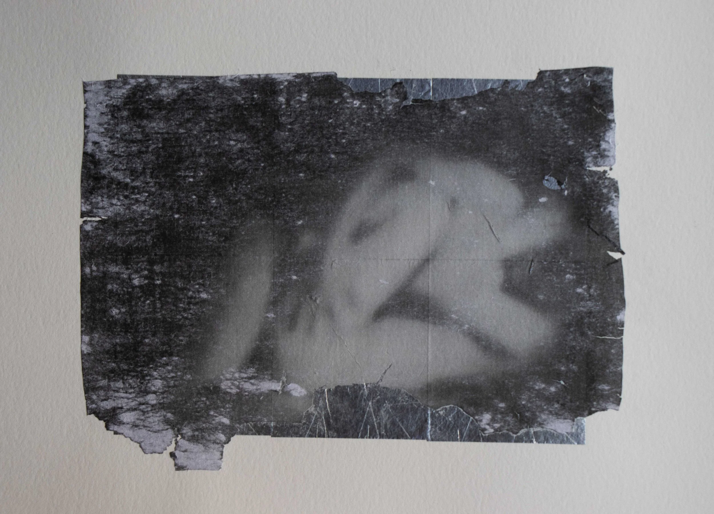 Ce projet photo évoque les ténèbres du cœur, la rupture et une quête de reconnexions stellaires. Œuvre issue du projet d'autofiction "In Tenebris Cordis" d'Aster Muphrid, développé dans le cadre du mentorat photo en ligne de Préludes Photo.