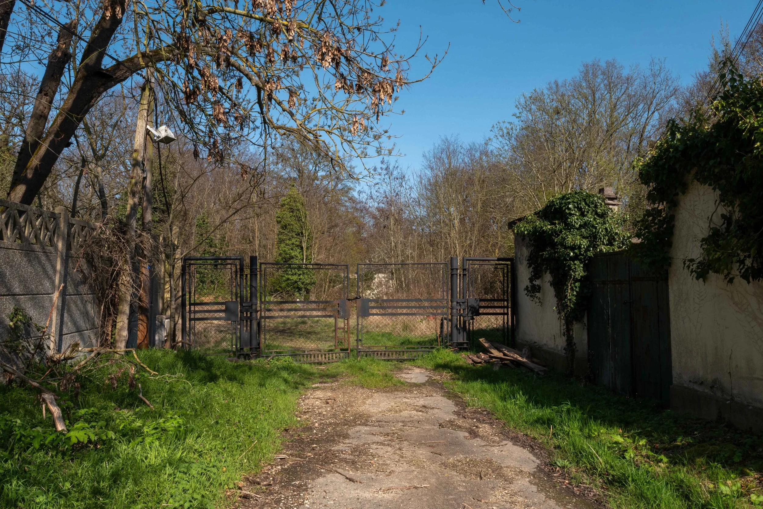 Entre banlieue et campagne, une quête de liberté et une errance quotidienne en périphérie parisienne. Photographie issue de la série "Voyage autour de chez moi" de France Garcia-Ficheux, développée dans le cadre du mentorat photo en ligne de Préludes
