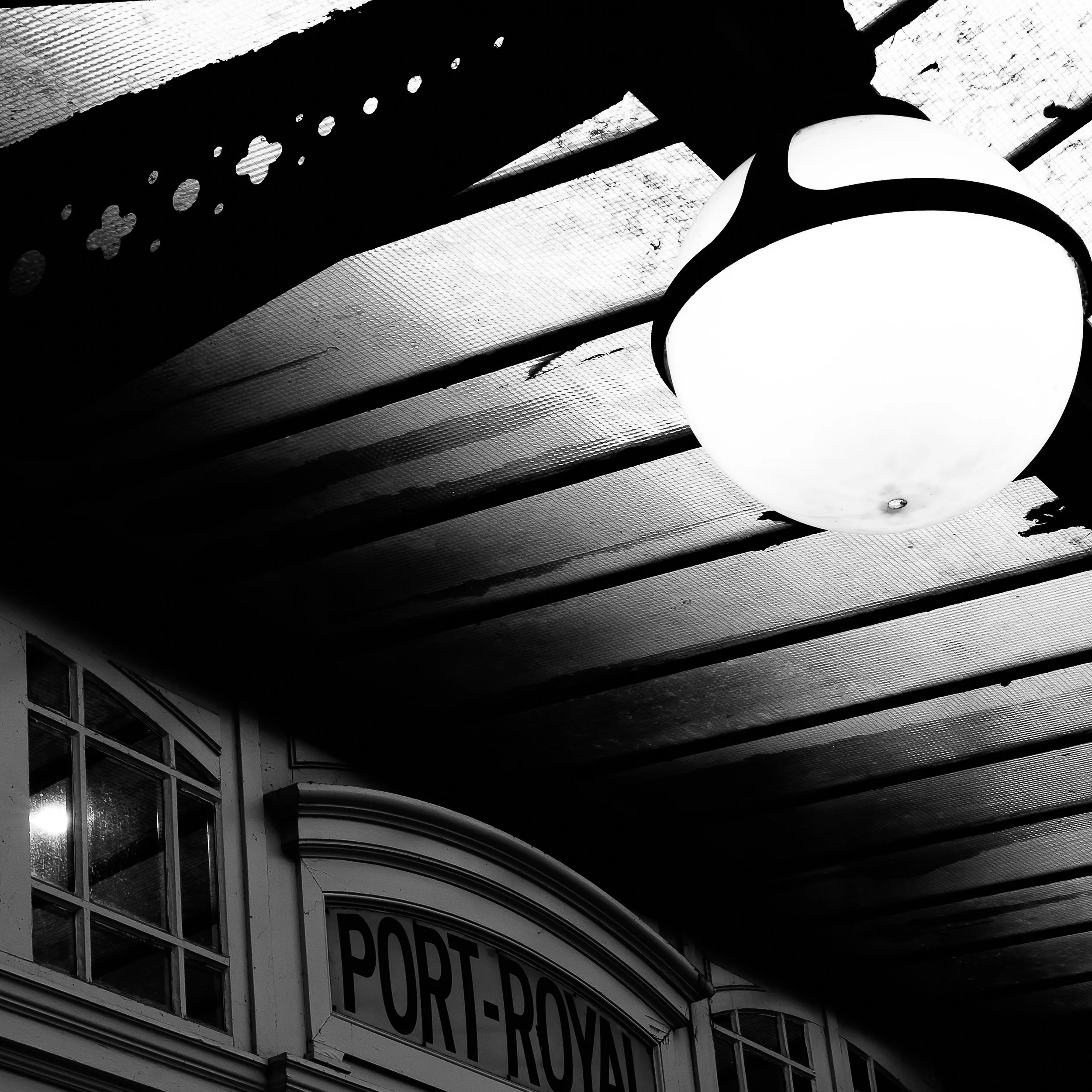 Loin des clichés touristiques, ce projet noir et blanc révèle la réalité intime et les contrastes de la capitale. Photographie issue de la série "Paris : Fragments intimes" de Claire Mornet, développée dans le cadre du mentorat photo en ligne de Prél