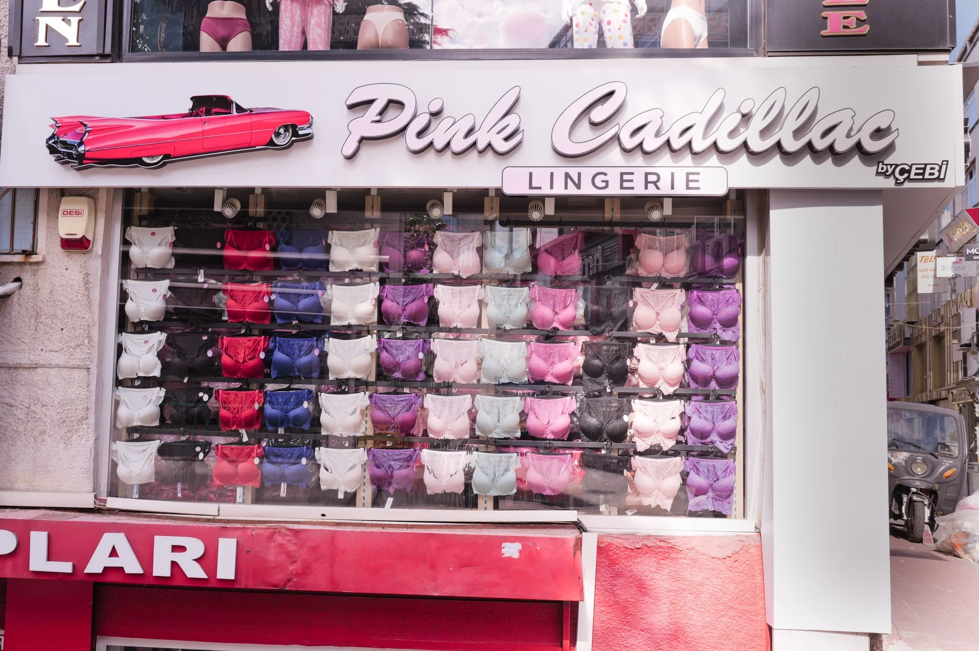 Série photo de Virginia Raoul sur les femmes à Istanbul. Série réalisée durant un voyage photo de Préludes, un workshop 100% dédié à la photo de rue et documentaire