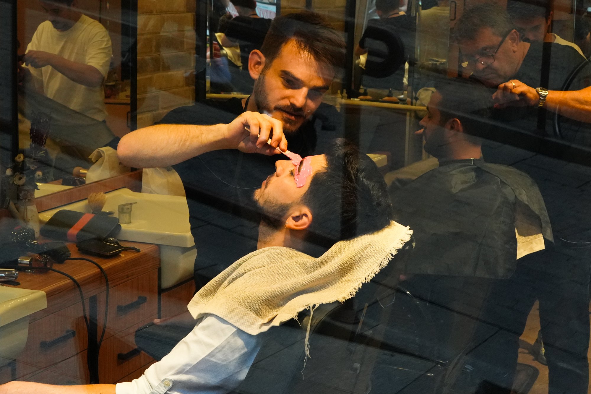 Série photo de Virginia Raoul sur les femmes à Istanbul. Série réalisée durant un voyage photo de Préludes, un workshop 100% dédié à la photo de rue et documentaire