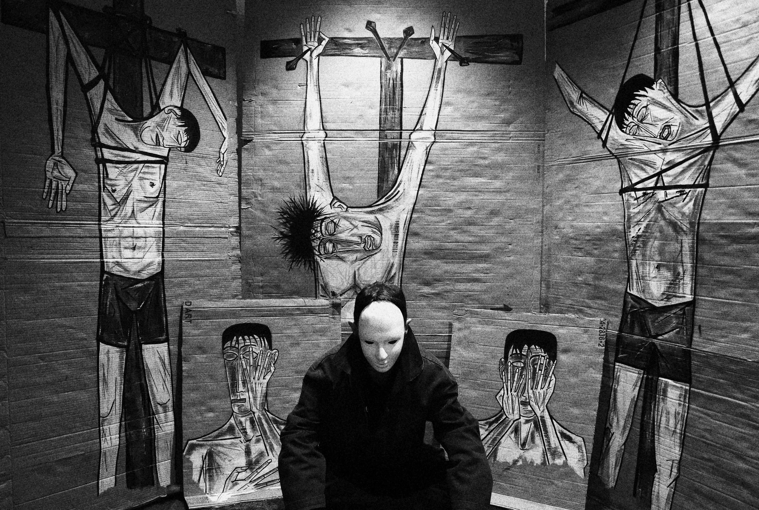 Ce projet photo évoque les ténèbres du cœur, la rupture et une quête de reconnexions stellaires. Œuvre issue du projet d'autofiction "In Tenebris Cordis" d'Aster Muphrid, développé dans le cadre du mentorat photo en ligne de Préludes Photo.