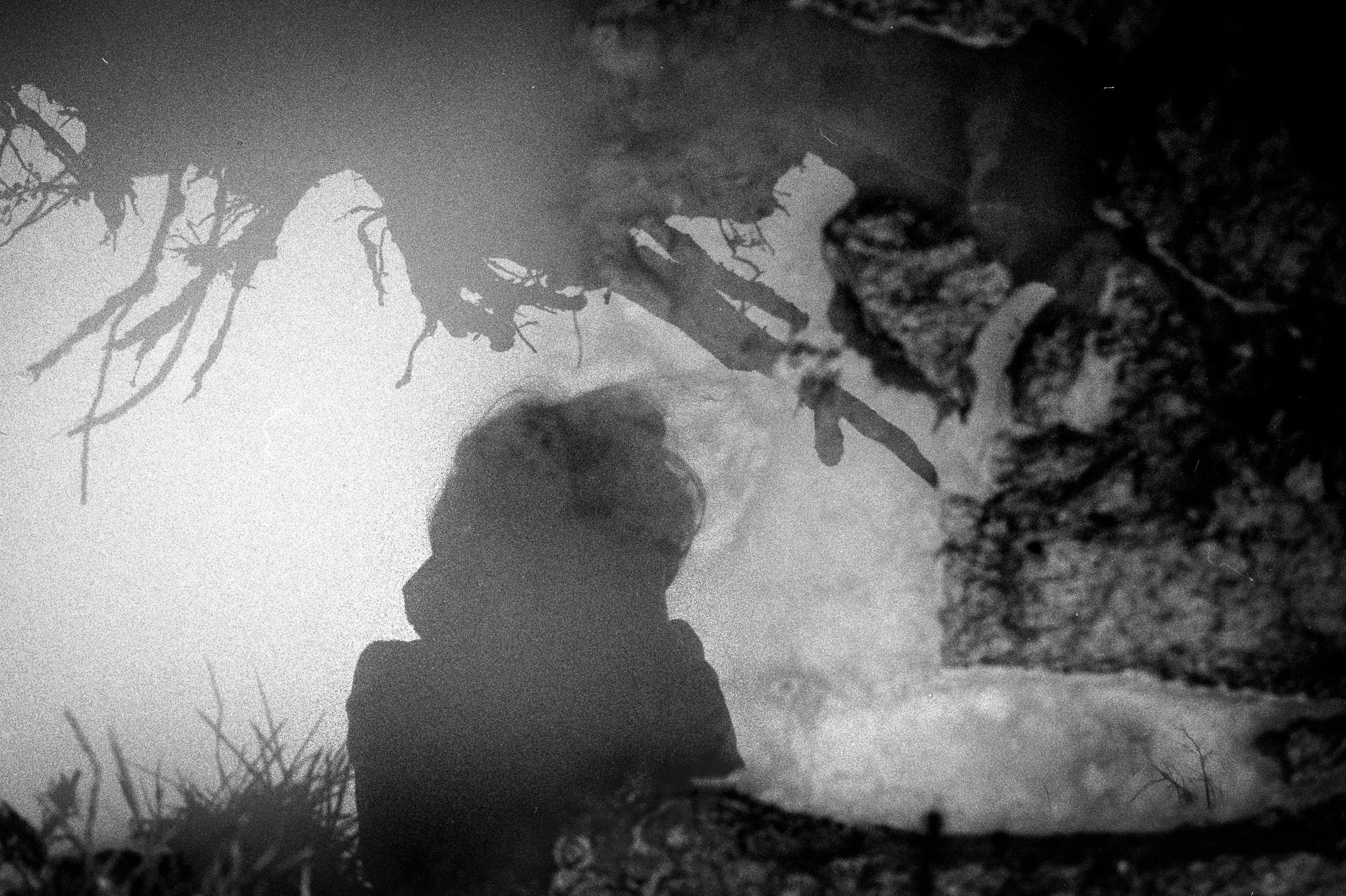 Tensions muettes et atmosphère étrange. Photographie issue de la série "Rester ici" de Maryline Cellini, développée dans le cadre du mentorat photo en ligne de Préludes Photo.