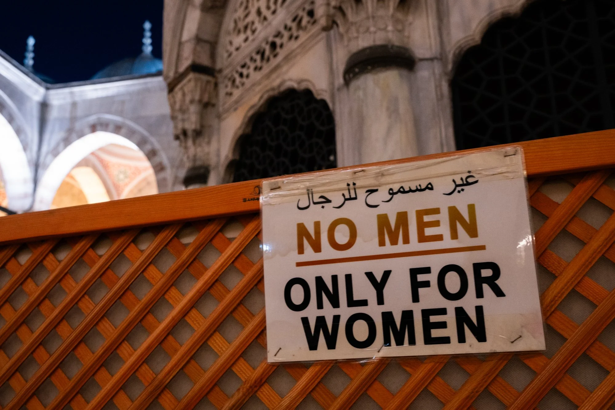 Série photo de Virginia Raoul sur les femmes à Istanbul. Série réalisée durant un voyage photo de Préludes, un workshop 100% dédié à la photo de rue et documentaire