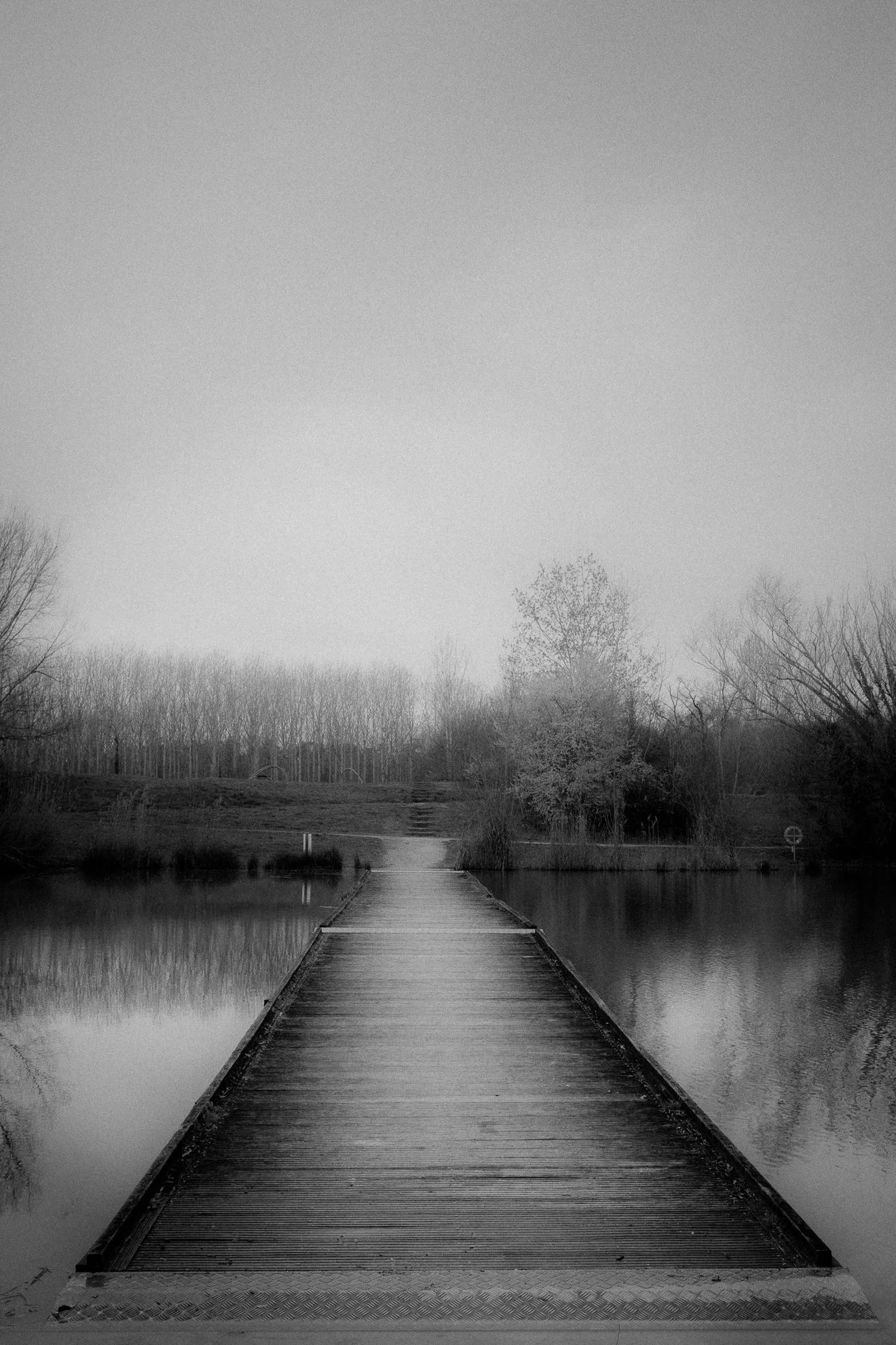 Tensions muettes et atmosphère étrange. Photographie issue de la série "Rester ici" de Maryline Cellini, développée dans le cadre du mentorat photo en ligne de Préludes Photo.