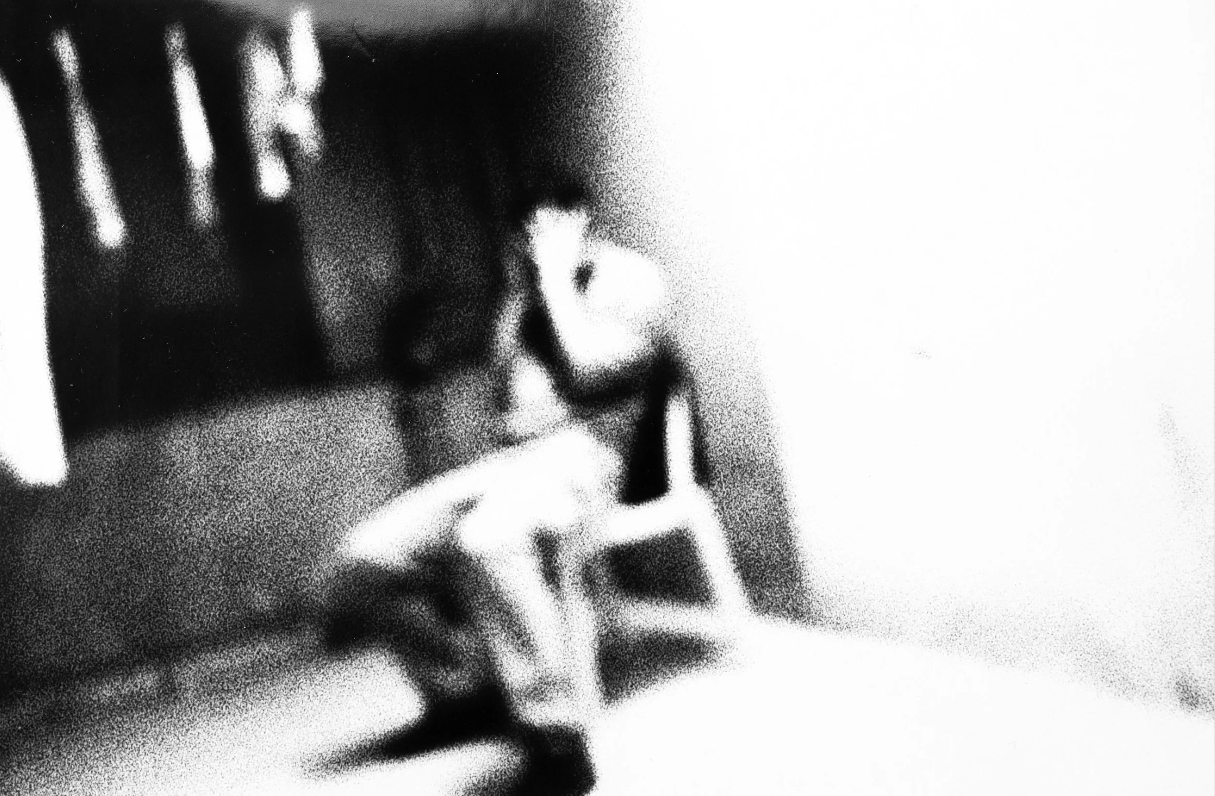 Ce projet photo évoque les ténèbres du cœur, la rupture et une quête de reconnexions stellaires. Œuvre issue du projet d'autofiction "In Tenebris Cordis" d'Aster Muphrid, développé dans le cadre du mentorat photo en ligne de Préludes Photo.