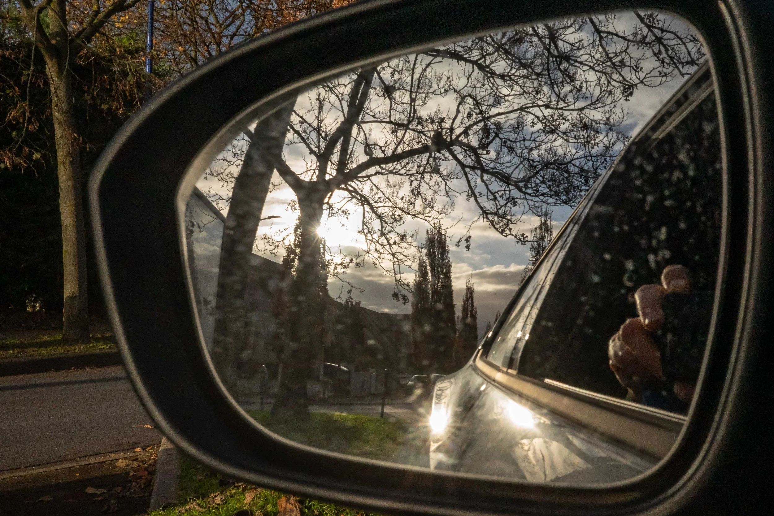 Entre banlieue et campagne, une quête de liberté et une errance quotidienne en périphérie parisienne. Photographie issue de la série "Voyage autour de chez moi" de France Garcia-Ficheux, développée dans le cadre du mentorat photo en ligne de Préludes