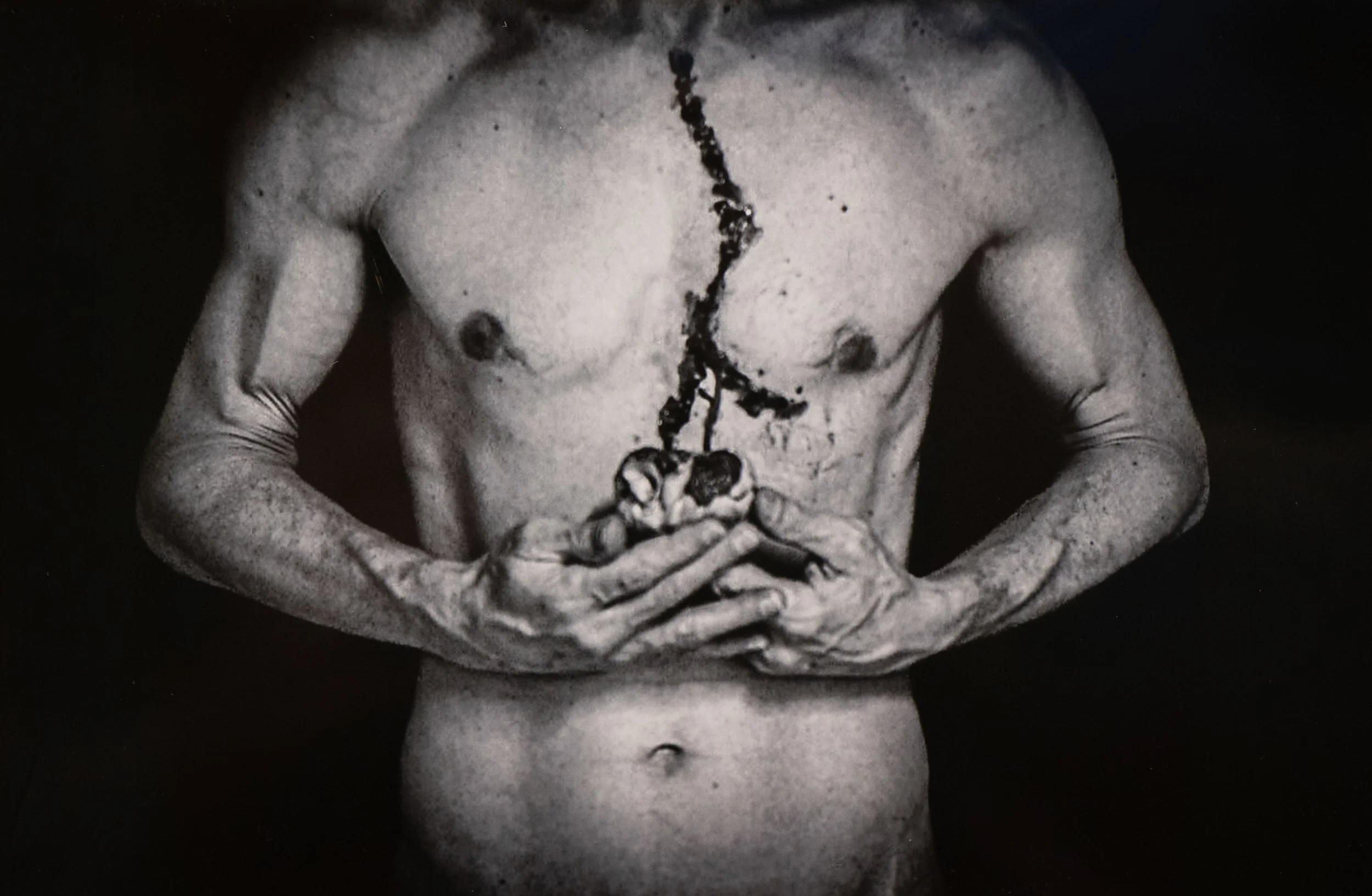 Ce projet photo évoque les ténèbres du cœur, la rupture et une quête de reconnexions stellaires. Œuvre issue du projet d'autofiction "In Tenebris Cordis" d'Aster Muphrid, développé dans le cadre du mentorat photo en ligne de Préludes Photo.
