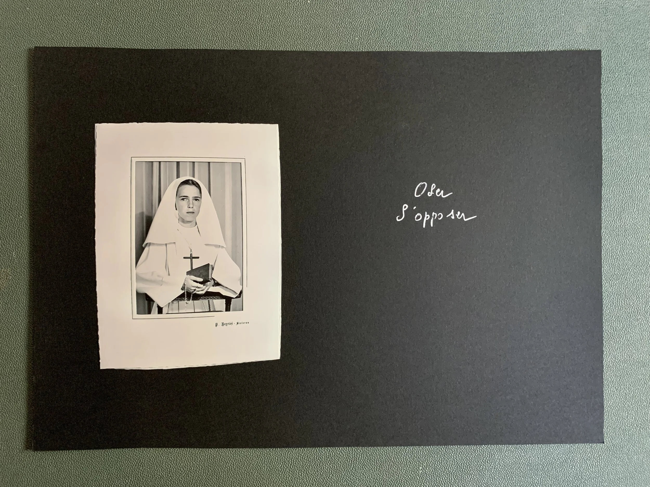 Projet photo de Nelly Mourier-Grenier autour de la mémoire et des archives familiales dans une formation photo en ligne documentaire autour de la narration et de la matérialité dans la photographie plastique.