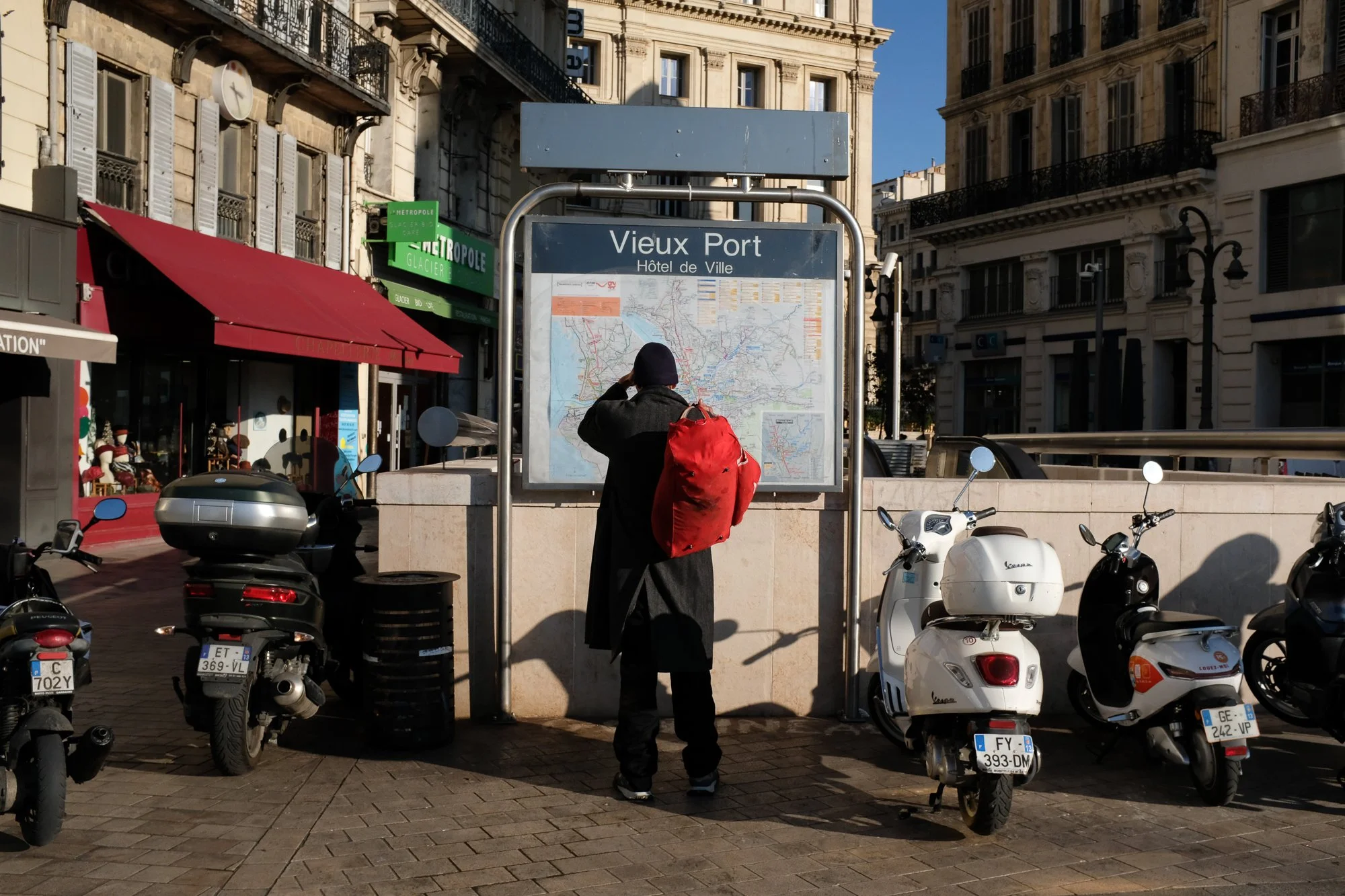 Stage photo de rue à Marseille, workshop street photo pour apprendre les réglages, attitudes et astuces de composition et créer une série photo, atelier de trois jours, une formation photo unique de Préludes Photo avec Jack Solle et Carolina Luna.