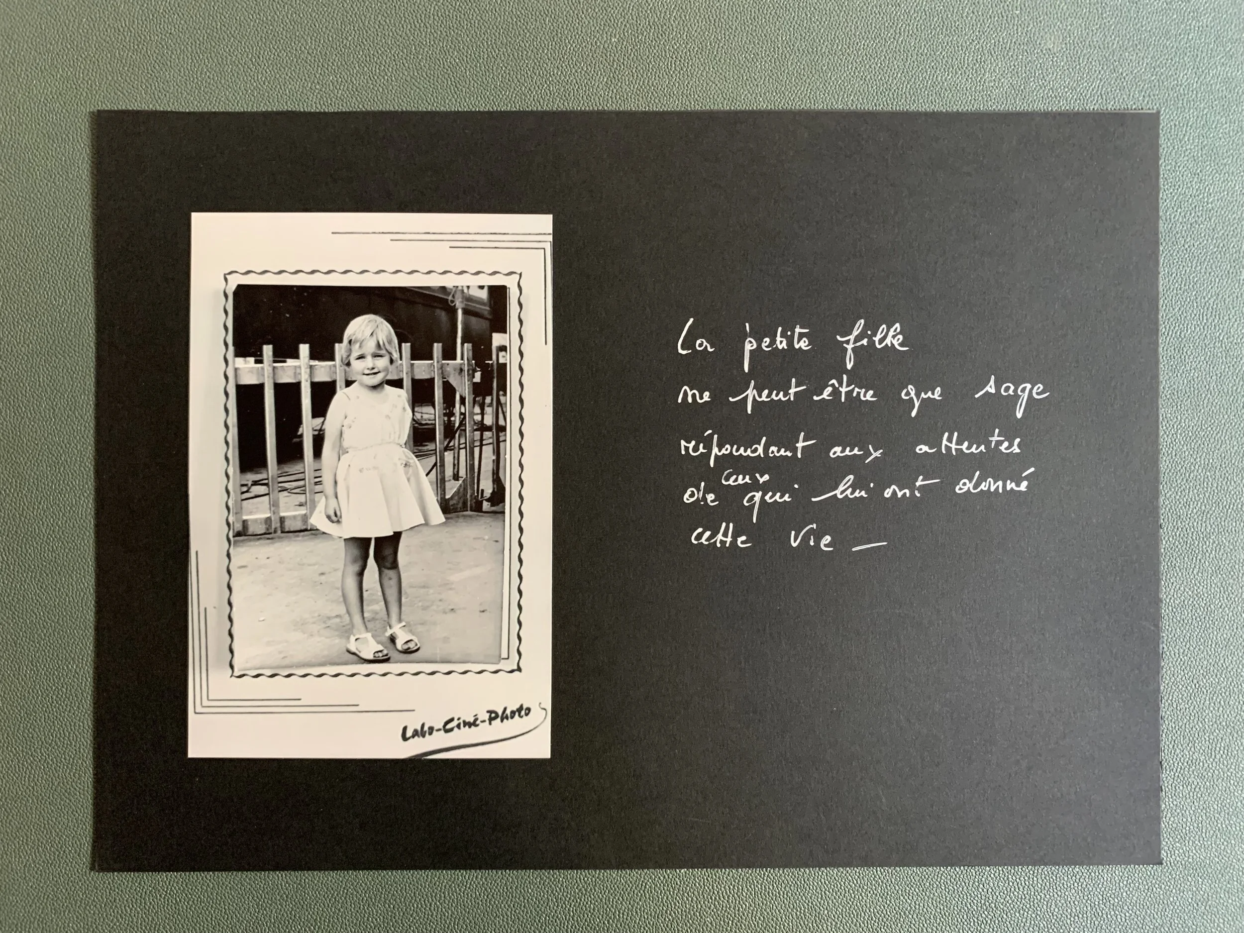 Projet photo de Nelly Mourier-Grenier autour de la mémoire et des archives familiales dans une formation photo en ligne documentaire autour de la narration et de la matérialité dans la photographie plastique.