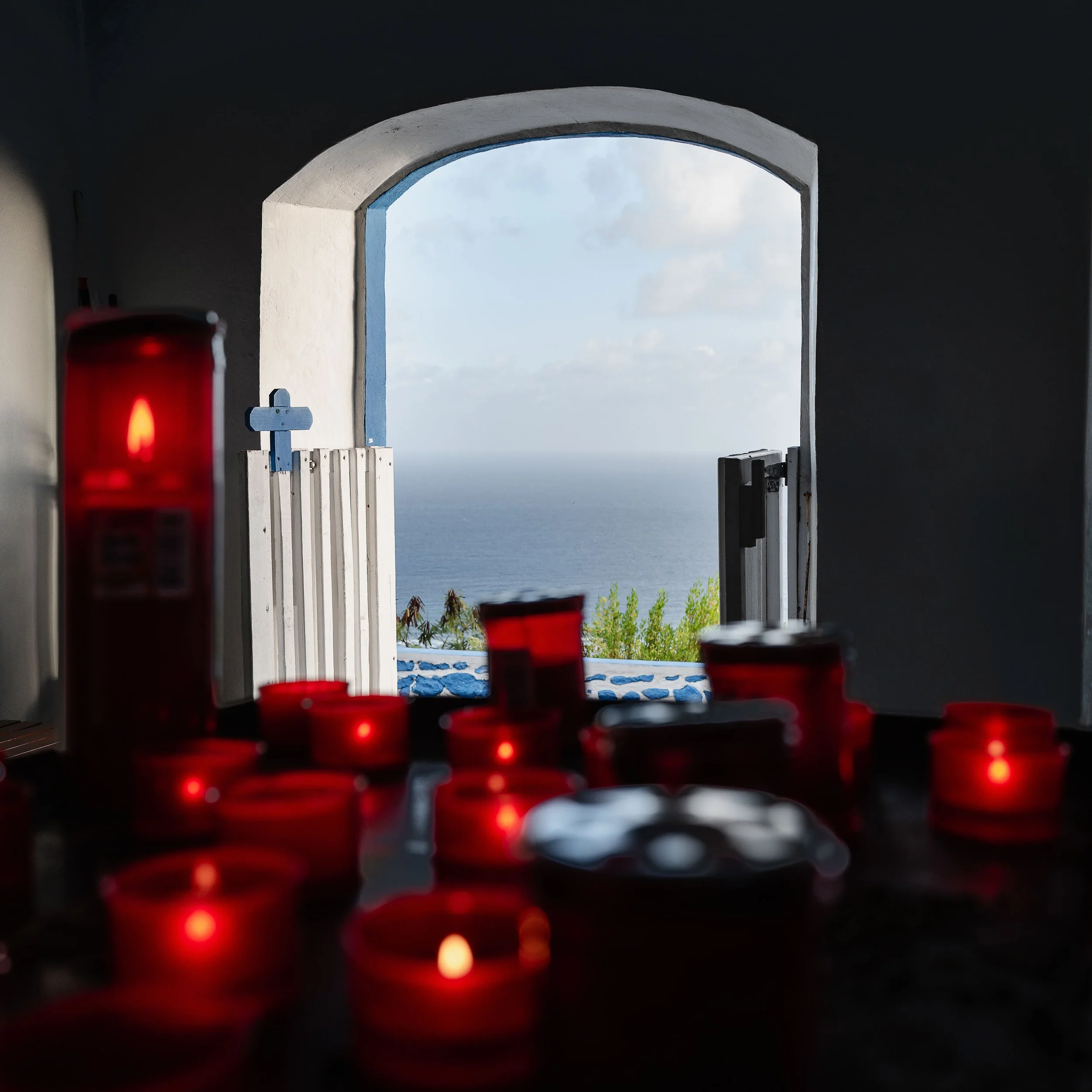 Photographie prise à la Désirade, révélant l'envers du décor paradisiaque entre stigmates du passé et présence humaine discrète. Photographie issue de la série "InDésirade" de Sophie Tournois, développée dans le cadre du mentorat photo en ligne de Pr