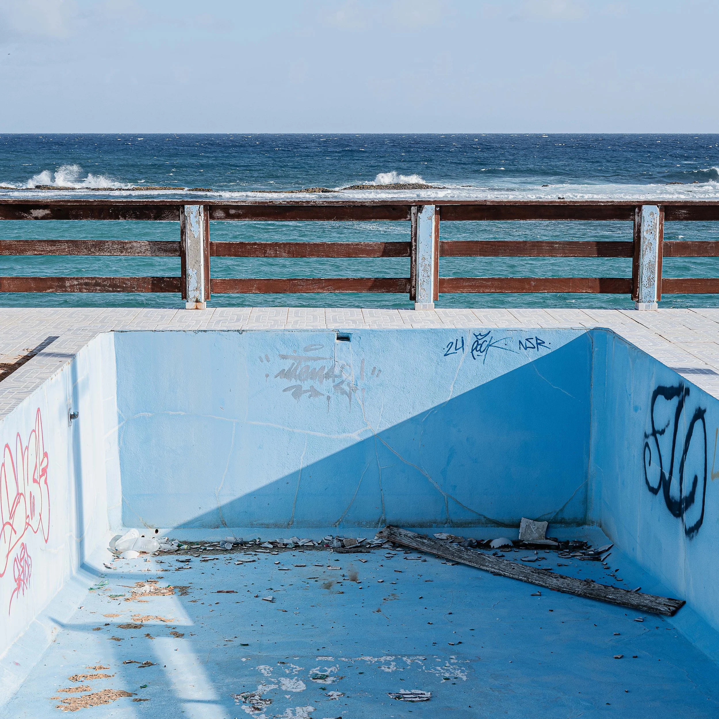 Photographie prise à la Désirade, révélant l'envers du décor paradisiaque entre stigmates du passé et présence humaine discrète. Photographie issue de la série "InDésirade" de Sophie Tournois, développée dans le cadre du mentorat photo en ligne de Pr
