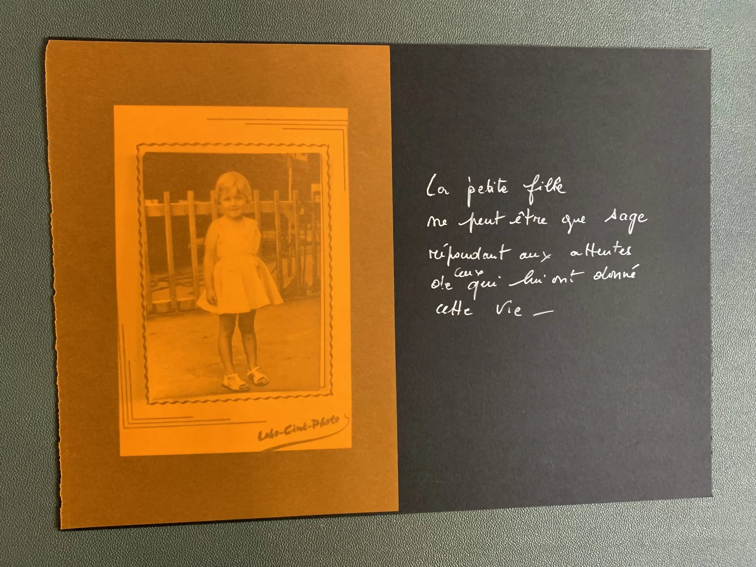 Projet photo de Nelly Mourier-Grenier autour de la mémoire et des archives familiales dans une formation photo en ligne documentaire autour de la narration et de la matérialité dans la photographie plastique.