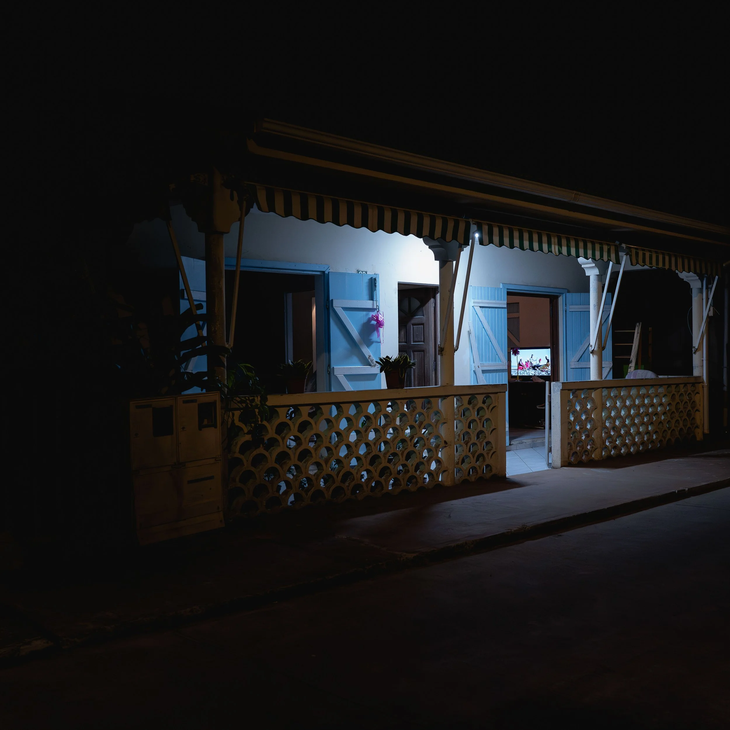 Photographie prise à la Désirade, révélant l'envers du décor paradisiaque entre stigmates du passé et présence humaine discrète. Photographie issue de la série "InDésirade" de Sophie Tournois, développée dans le cadre du mentorat photo en ligne de Pr