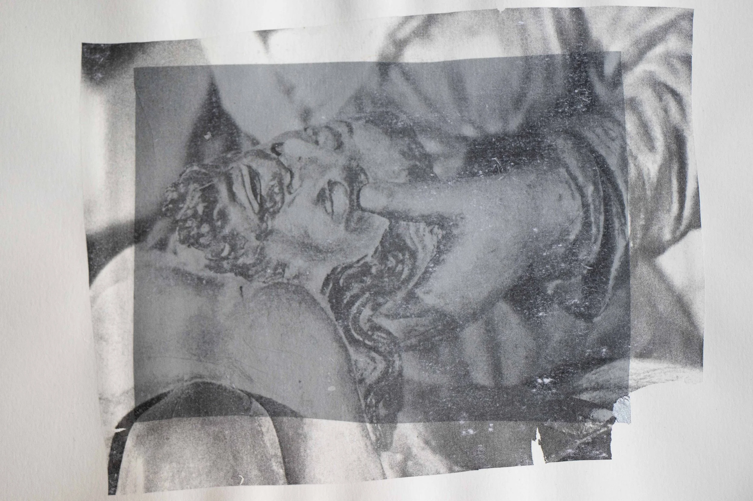 Ce projet photo évoque les ténèbres du cœur, la rupture et une quête de reconnexions stellaires. Œuvre issue du projet d'autofiction "In Tenebris Cordis" d'Aster Muphrid, développé dans le cadre du mentorat photo en ligne de Préludes Photo.