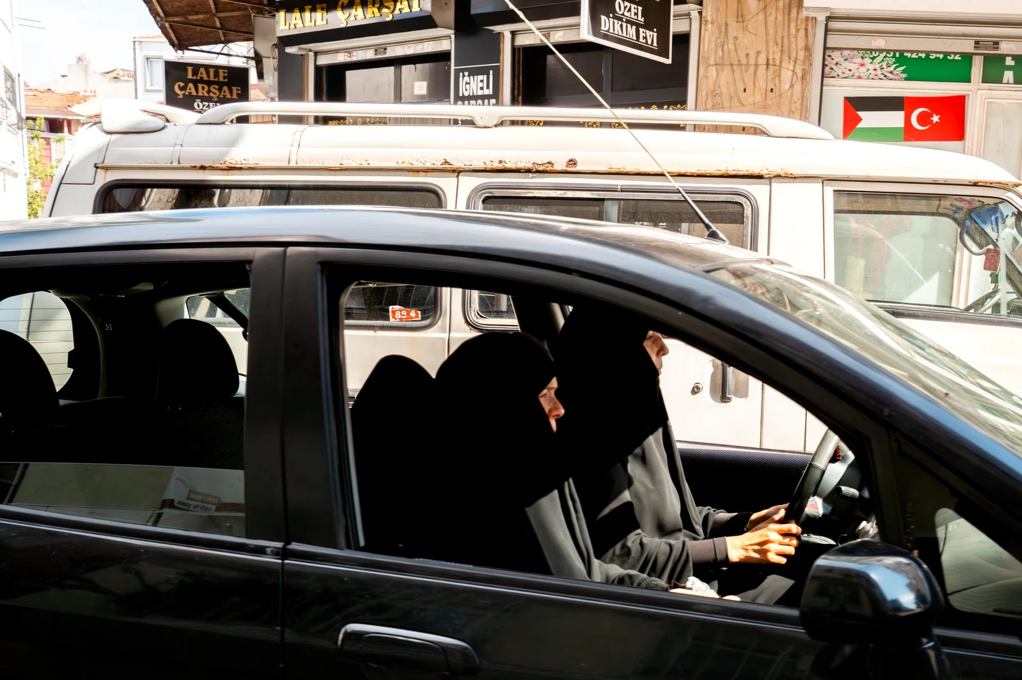 Série photo de Virginia Raoul sur les femmes à Istanbul. Série réalisée durant un voyage photo de Préludes, un workshop 100% dédié à la photo de rue et documentaire