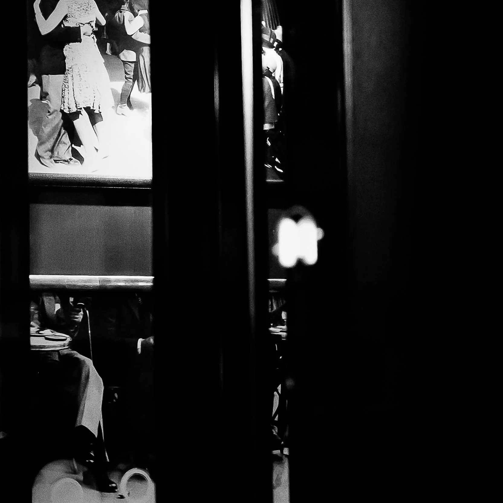 Loin des clichés touristiques, ce projet noir et blanc révèle la réalité intime et les contrastes de la capitale. Photographie issue de la série "Paris : Fragments intimes" de Claire Mornet, développée dans le cadre du mentorat photo en ligne de Prél