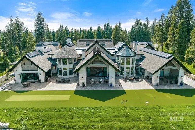 ✨ Feature Friday ✨
Representing beautiful properties all over the 🌎!
 
📍McCall, Idaho
5 Beds &bull; 8 Baths &bull; 13,232 SF
Offered at $19,995,000

Motivated Seller - bring all offers! Elegant custom estate w/ breathtaking views of Payette Lake &a