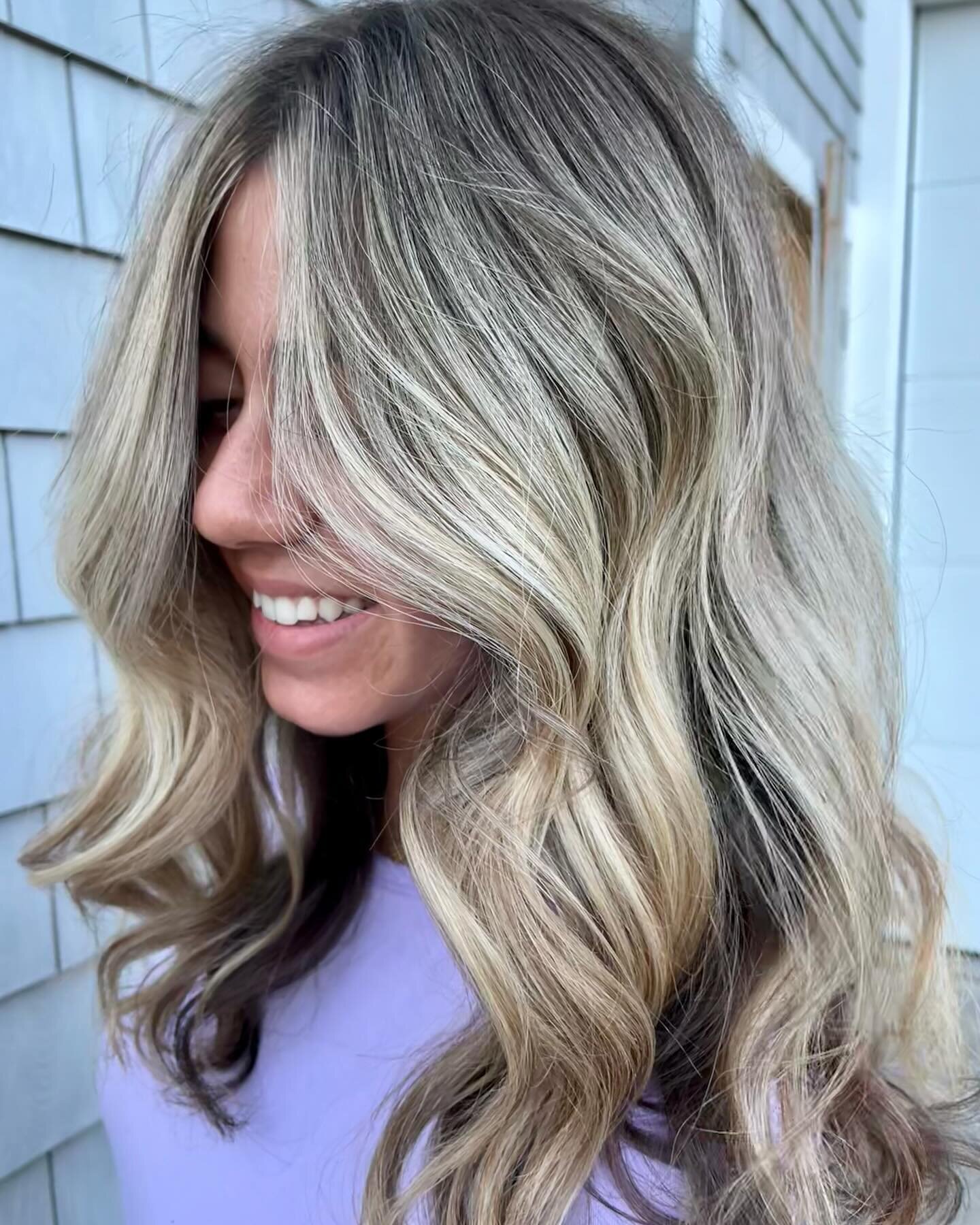 That blend tho&hellip;&hellip;. 🤤

Created by @hairbyrachelbrooks 

#haircolor #haircut #hairstyle #hairstyles #btcfirstfeature #razzmatazzhairstudio #capecodhairstylist #rootsmudge #hairgoals #beauty #bestofcapecod #instahair  #highlights #hairsalo