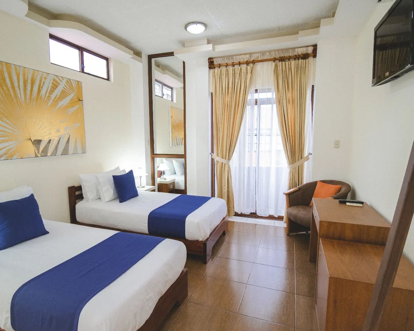 Comfortable and elegant rooms for your Galapagos adventure 🐢

Book now for a special discount during the months of September and October.

💻 stay@palacegalapagos.com
📲 +593 99 171 9195
______________________________________

Habitaciones c&oacute;