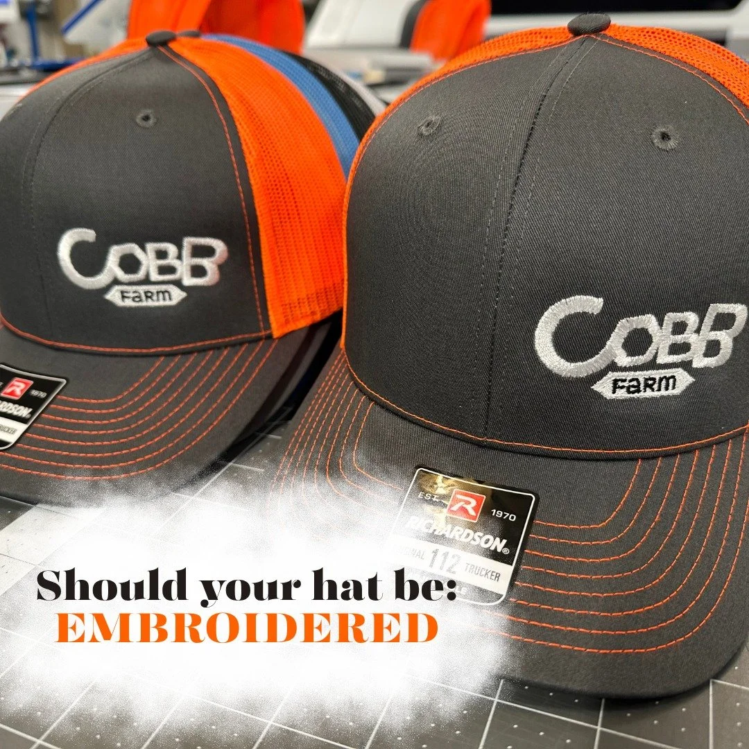 🧢 Should your custom hat be embroidered or printed?
Embroidery creates a textured, classic appearance that works especially well for bold logos and professional branding. Printed transfers can reproduce more colors, gradients, and fine details that 