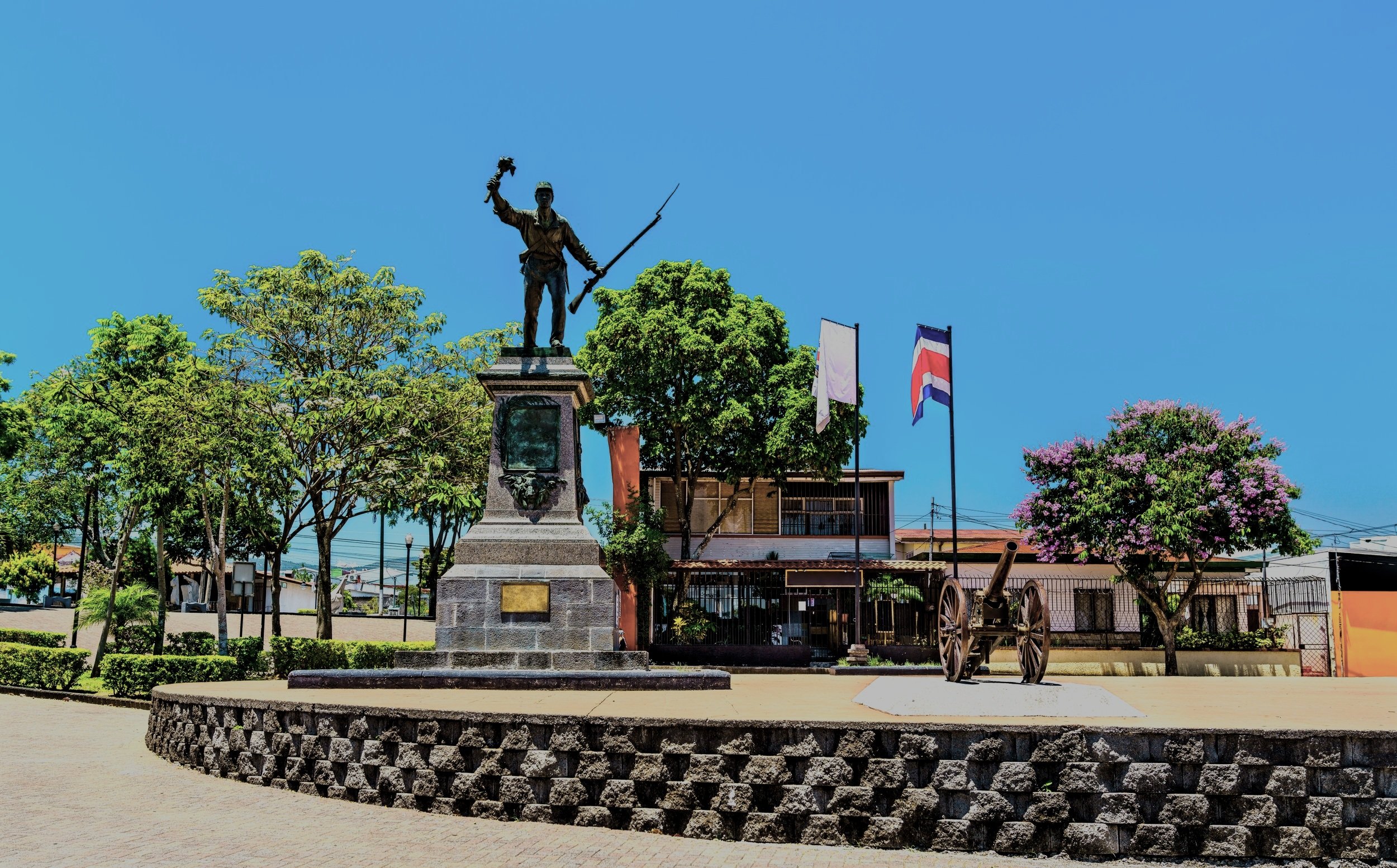 A statue of Juan Santamaria outside of the museum.