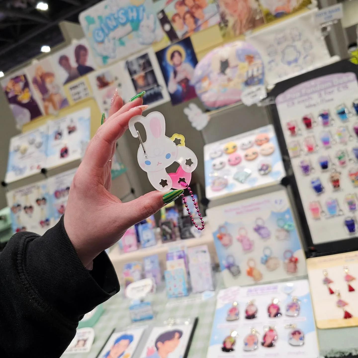 all set up for con tomorrow, including my new bunny carabiner! 🐰❤️
see you in the morning!

#megaconlondon @megaconlive #artistalley #convention