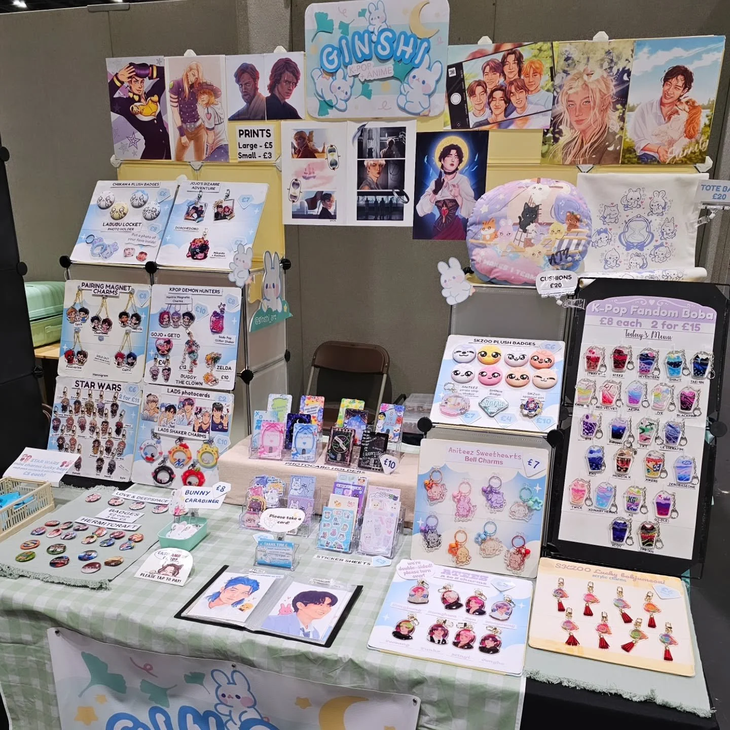 good morning!🌱
Day 1 of Megacon London 💗⭐️

Hermitcraft badges are selling fast, please come say hi!

#megaconlondon @megaconlive #artistalley #mcyt #Hermitcraft #kpopfanart