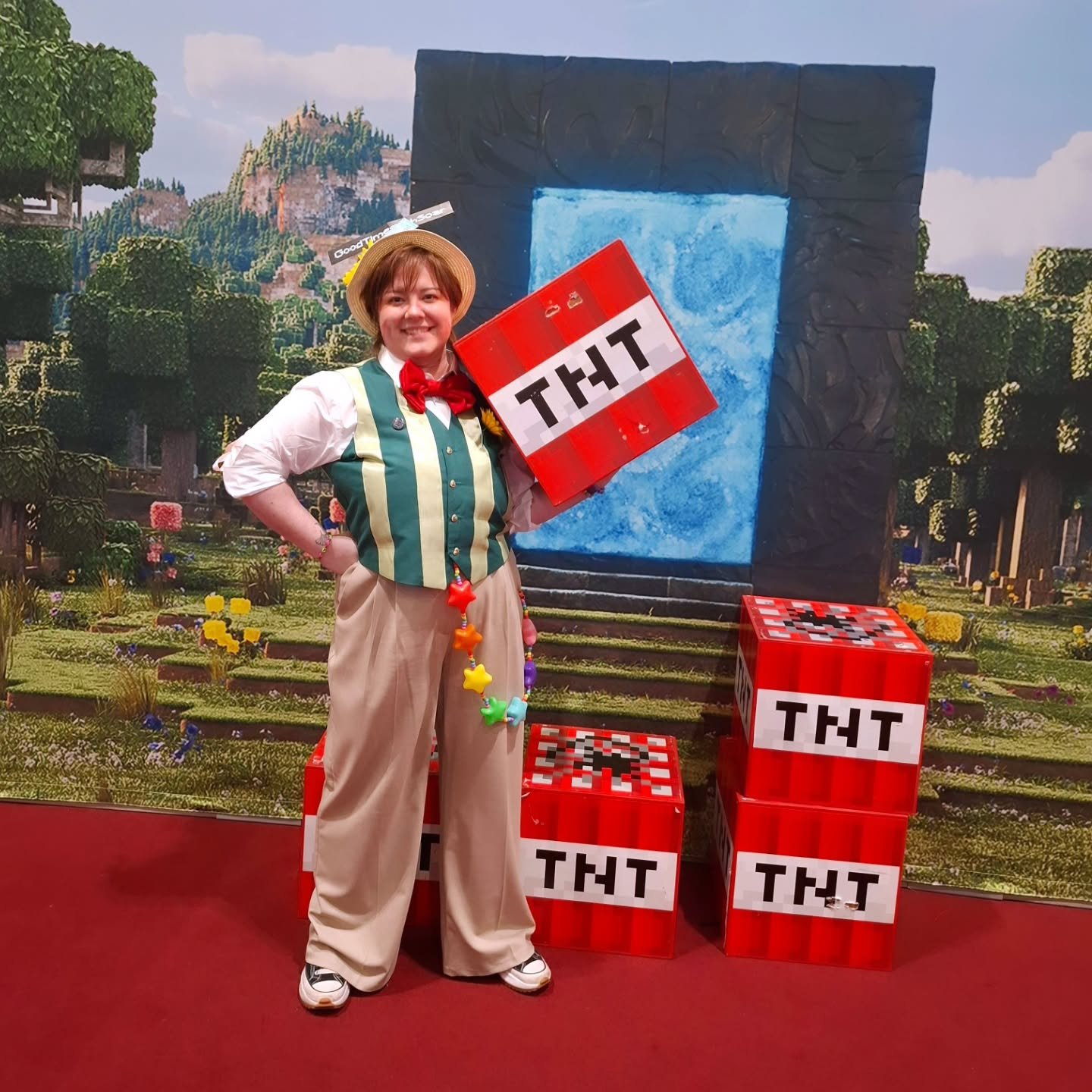 what an amazing, fun con this weekend! 🥰🌻💫
thank you so much to everyone who came to my table, or spoke about hermits/cosplay!! I had a blast and I'm so grateful!

next convention ➡️ Animecon Manchester 

I will try to re-open my online shops soon