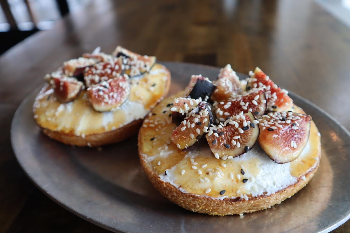 Anddd we&rsquo;re back&hellip;&hellip;
.
Don&rsquo;t Fig With Me | 
Bagel of Choice, CC, Country Rhodes Ranch Black Mission Figs, Wildflower Hot Honey, Sesame Oil, Black &amp; White Sesame Seeds
.
Who else is stoked figs are back in season? We are 🙋