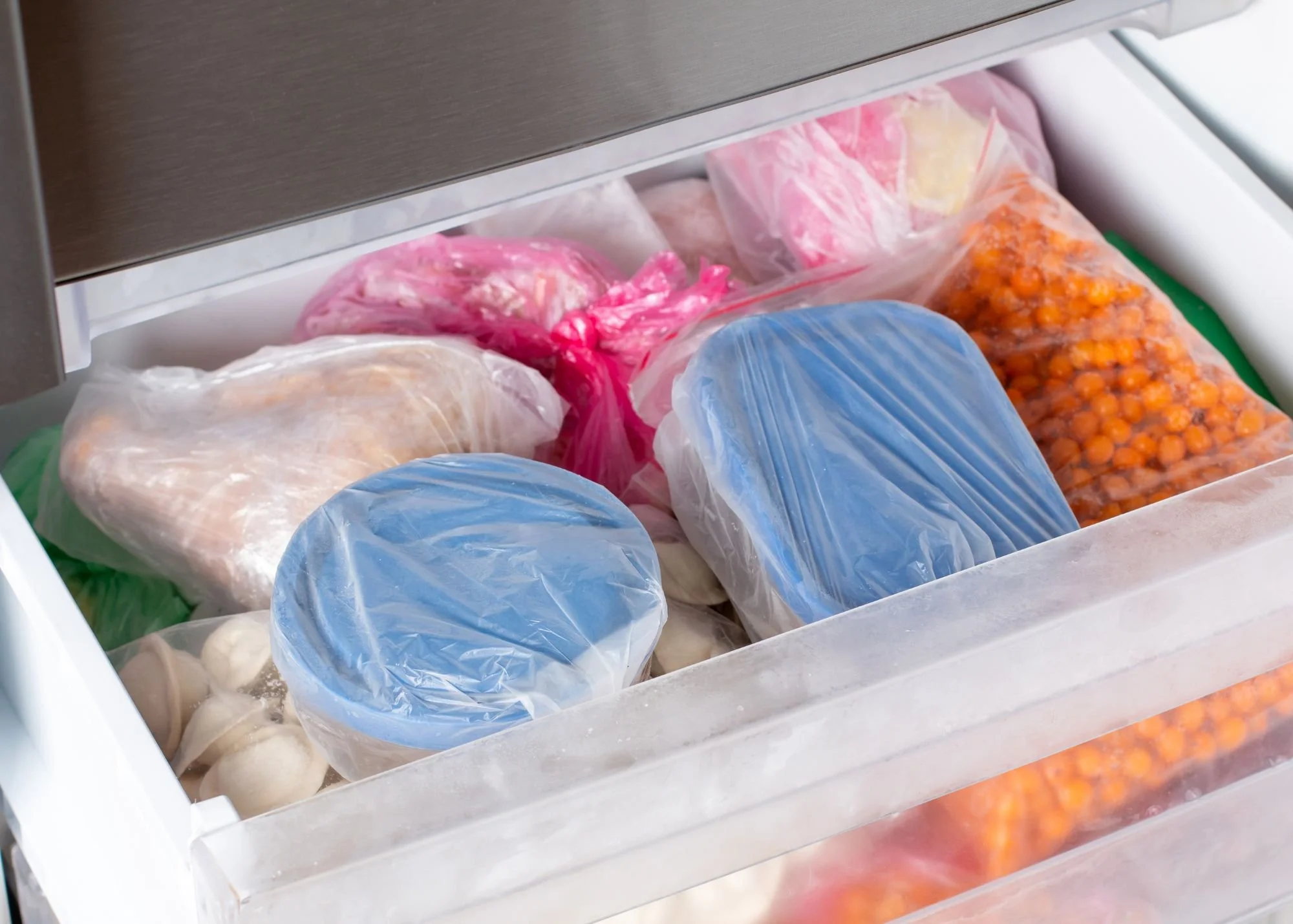 Frozen high-protein foods like fish fillets, prawns, and veggies ready for quick meals.