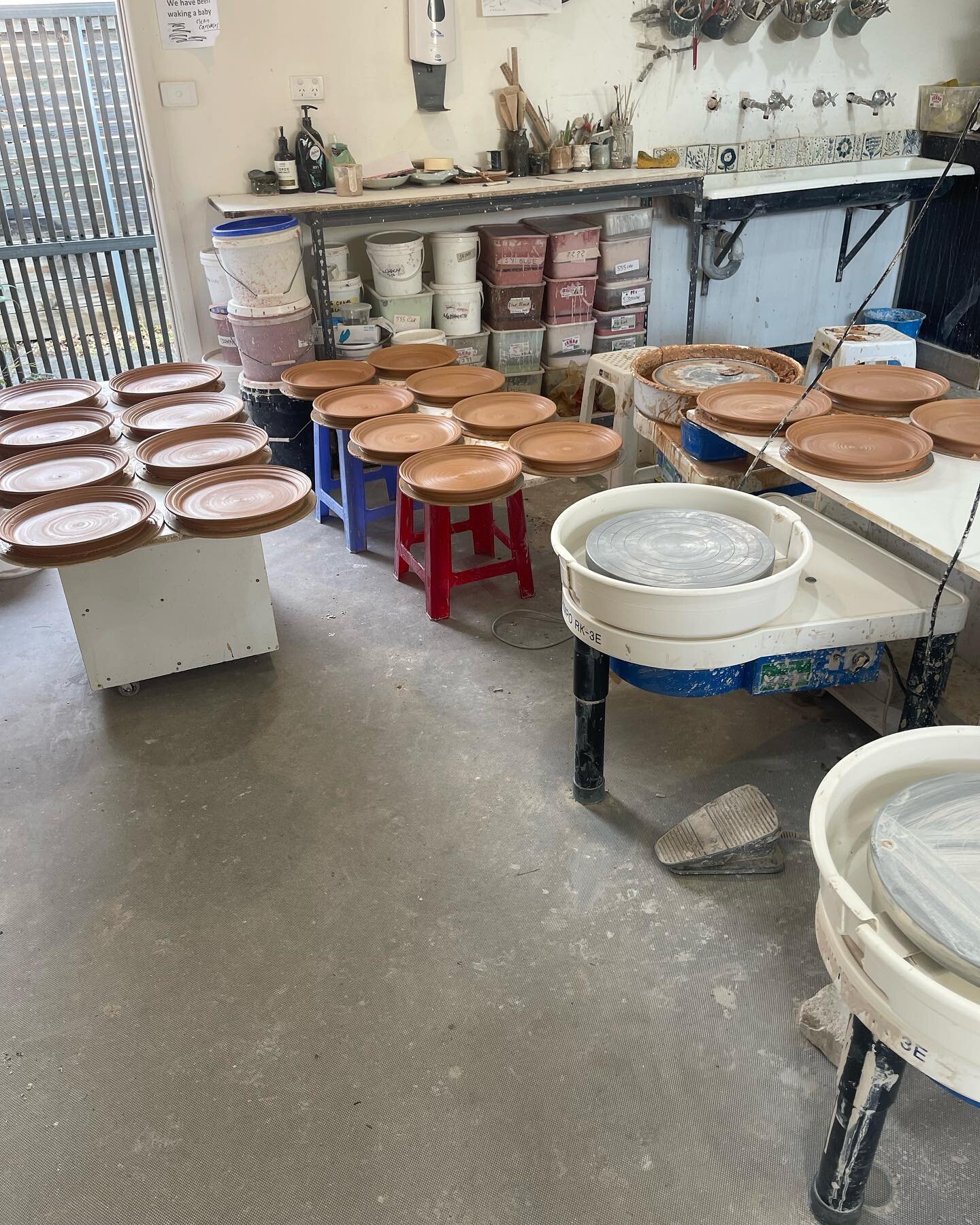 20 plates, then went to the pub&hellip;.. if I had more bats, would I drink less?
#Brixtonstreetpottery #atlasdining #melbourneceramics #readyforbed #fun