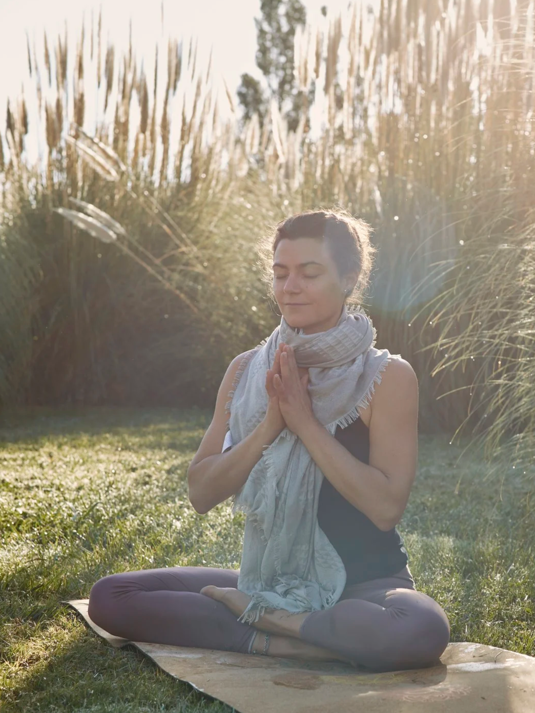 Charlotte, en posture méditative - professeure de yoga et praticienne en soins énergétiques, fondatrice de Surya Yoga dans les Alpilles.