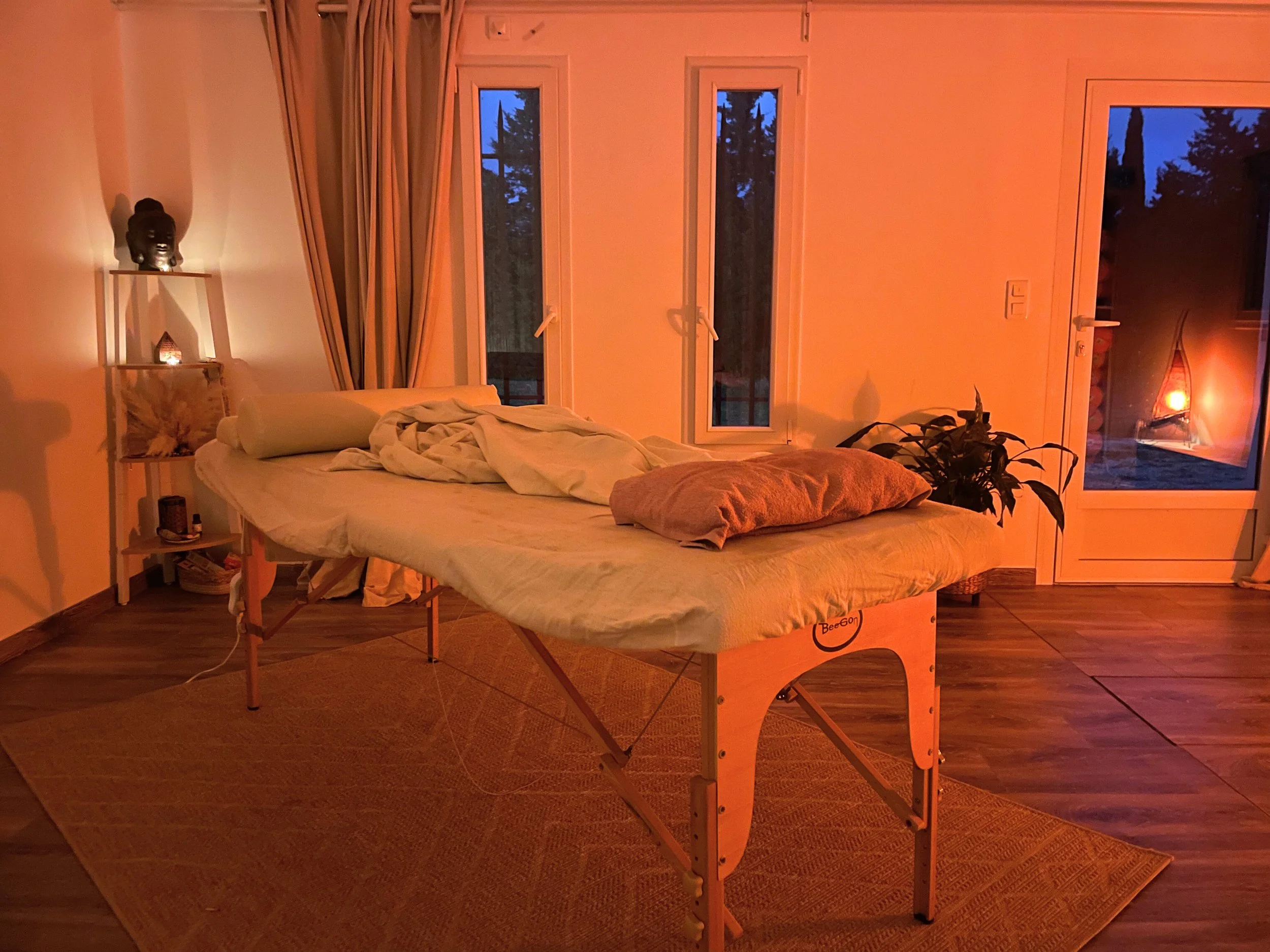 Espace de massage bien-être en studio, conçu pour la détente et le relâchement profond