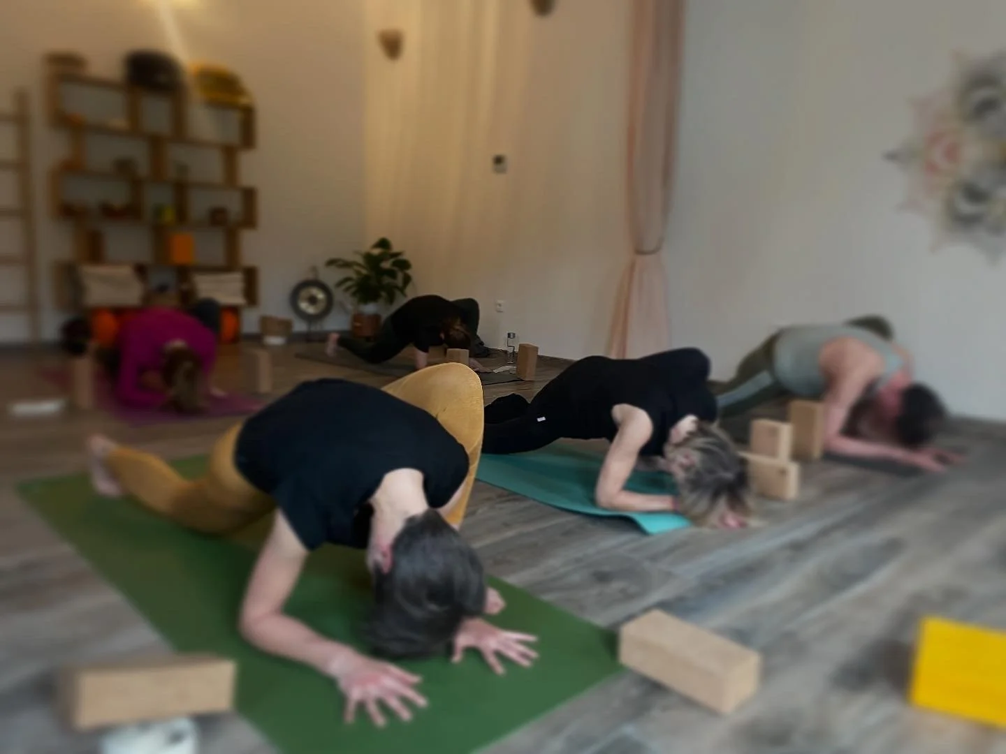 Cours de yoga vinyasa en studio, pratique engagée suivie d’un temps de relâchement et d’intégration