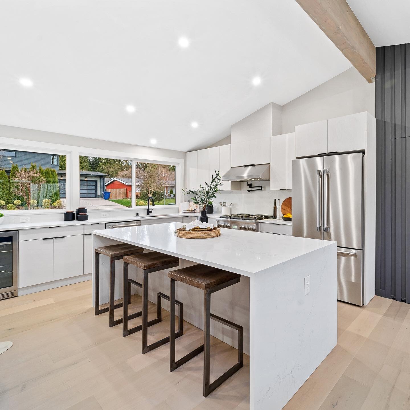Another modern and sleek kitchen design done by @rosho808 💎✨📸

MLS#: 2198168
Listing offered by @rosho808 

#justlisted #kitchendesign #modernkitchen #seattlerealestate #bellevuewa #seattlerealestateagent #realestatephotographer