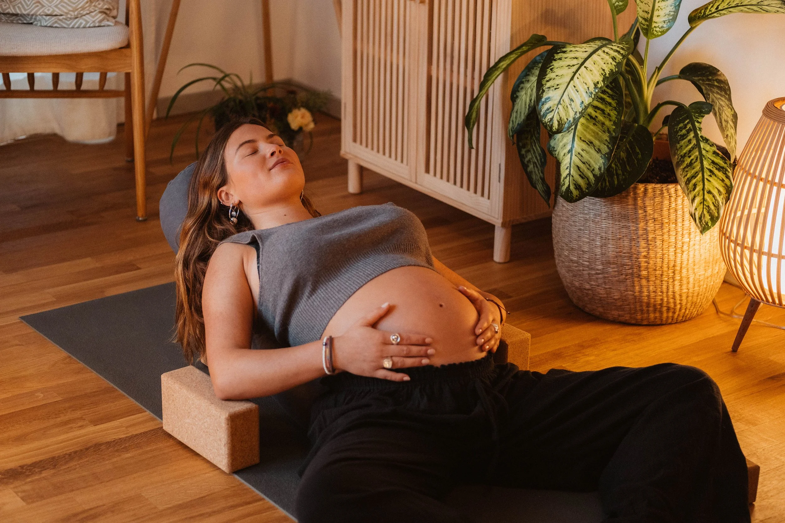prenatal-yoga-photography-5.jpg