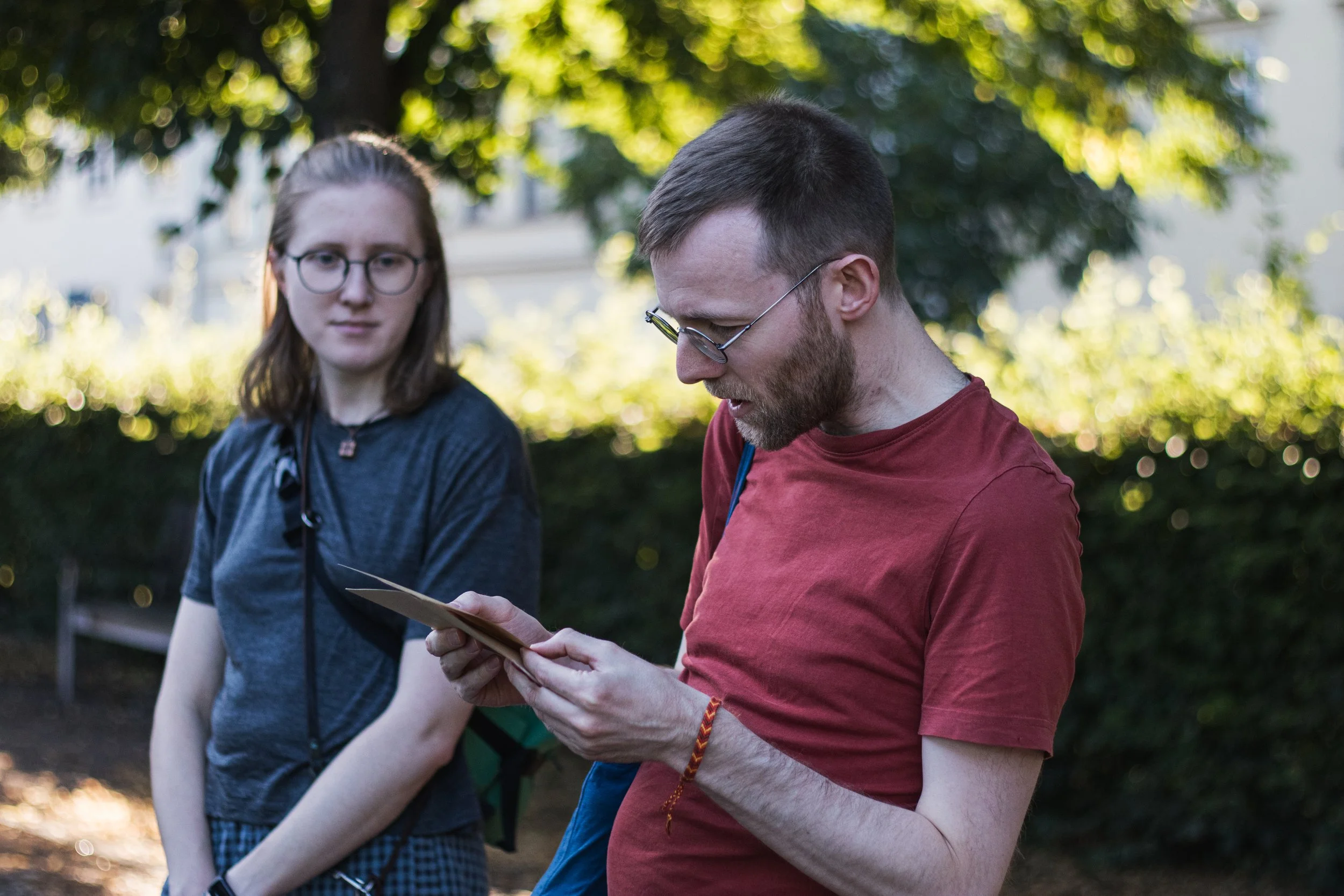 Eine Gruppe mit Menschen und Hunden auf einer Rätselsuche durch Weimar.