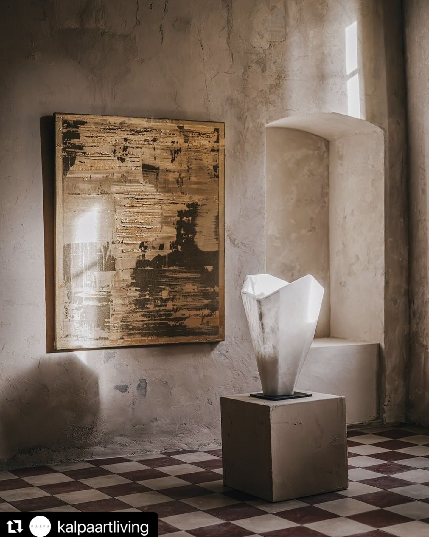 #Repost from @kalpaartliving 
・・・
Meditation of light in this charming dialogue of art in Palazzo Bonomini, the home of KALPA in Volterra, Tuscany. 

Bronze painting by Pierre Bonnefille is an abstract study of the reflection of light on water, while
