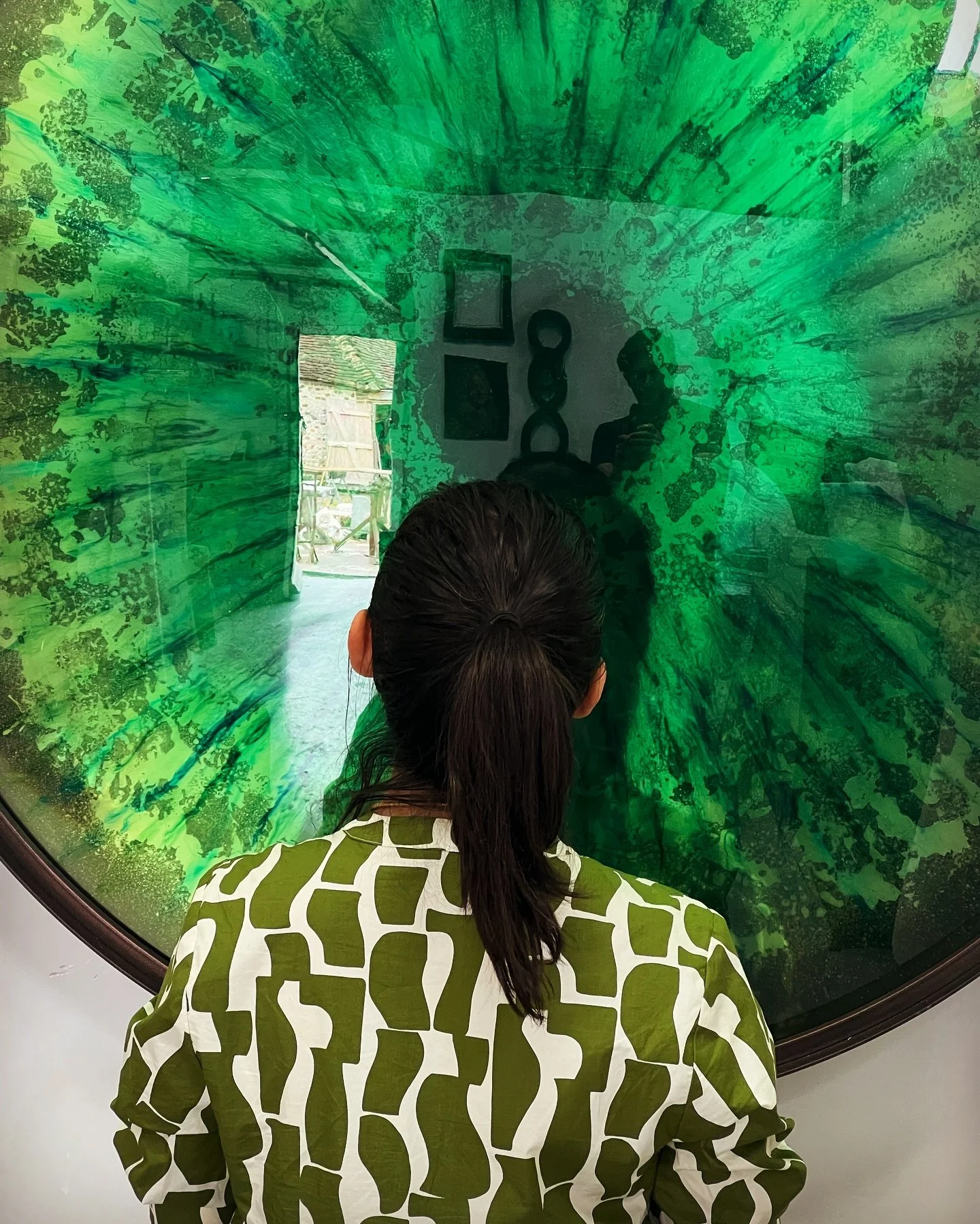 Custom Iris mirror for a private client in Peridot green. Hand tinted and detailed industrial resin, combined with hand silvered mirror. Available in standard diameters from 100cm to 140cm, custom sizes and colours available.
.
.
.
.#iris #optical #l