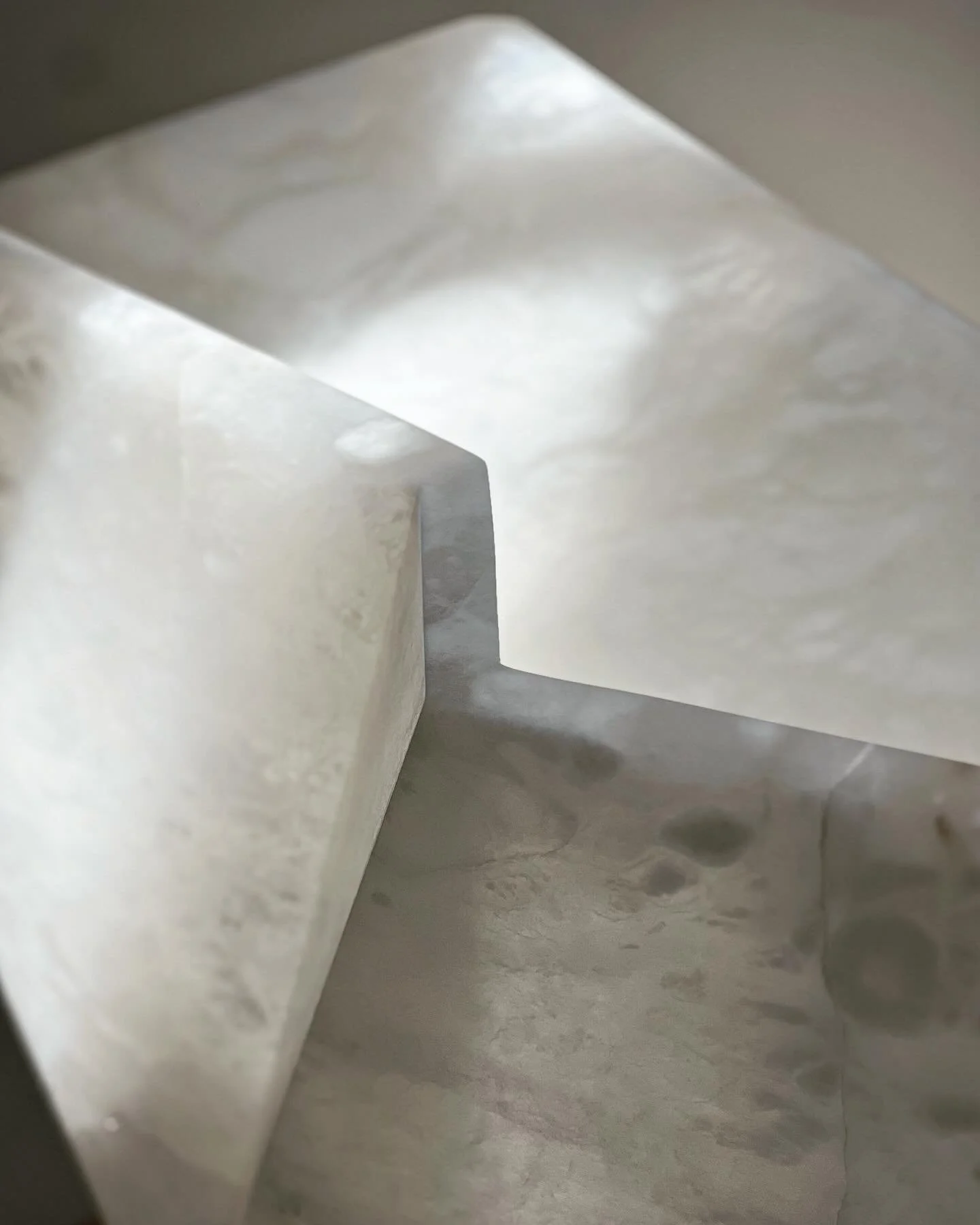Details of new Vault vessels in Iberian alabaster, destined to be on show with @kalpaartliving this summer.
.
.
.
. #alabaster #albatre #alabastercarving #stonesculpture #sculptor #volterra #volterraitaly🇮🇹 
#artcurator #interior_and_living #contem