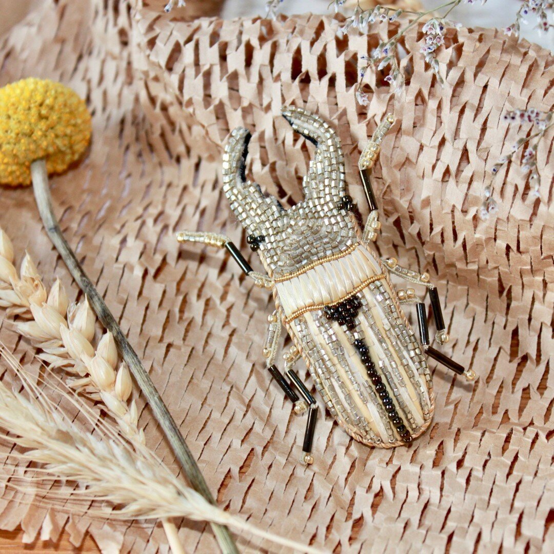 Camouflage..🪳⠀⠀⠀⠀⠀⠀⠀⠀⠀
⠀⠀⠀⠀⠀⠀⠀⠀⠀
Yet another embroidered beetle brooch using straw and beads over padding, finished with a leather back.⠀⠀⠀⠀⠀⠀⠀⠀⠀
⠀⠀⠀⠀⠀⠀⠀⠀⠀
I made this some time ago and worn it a few times, but A. I had a few photo sessions with thi