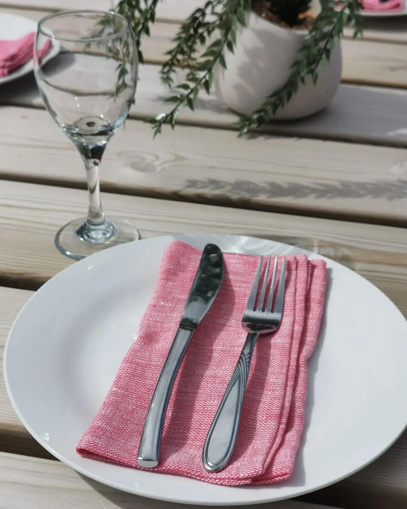 Looking to spice up your home dining this summer☀️? Our 100% Irish linen napkins bring a touch of luxury to the table🌾

With a range of vibrant colours to choose from your table style will be the envy of friends and family🍽

#mcnuttofdonegal #nothi