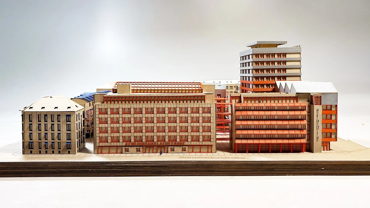 13_2026-master-architektur-fitschen-kepenek-kletzsch-koenig-krueger-schneck-modell-ansicht-west.jpg