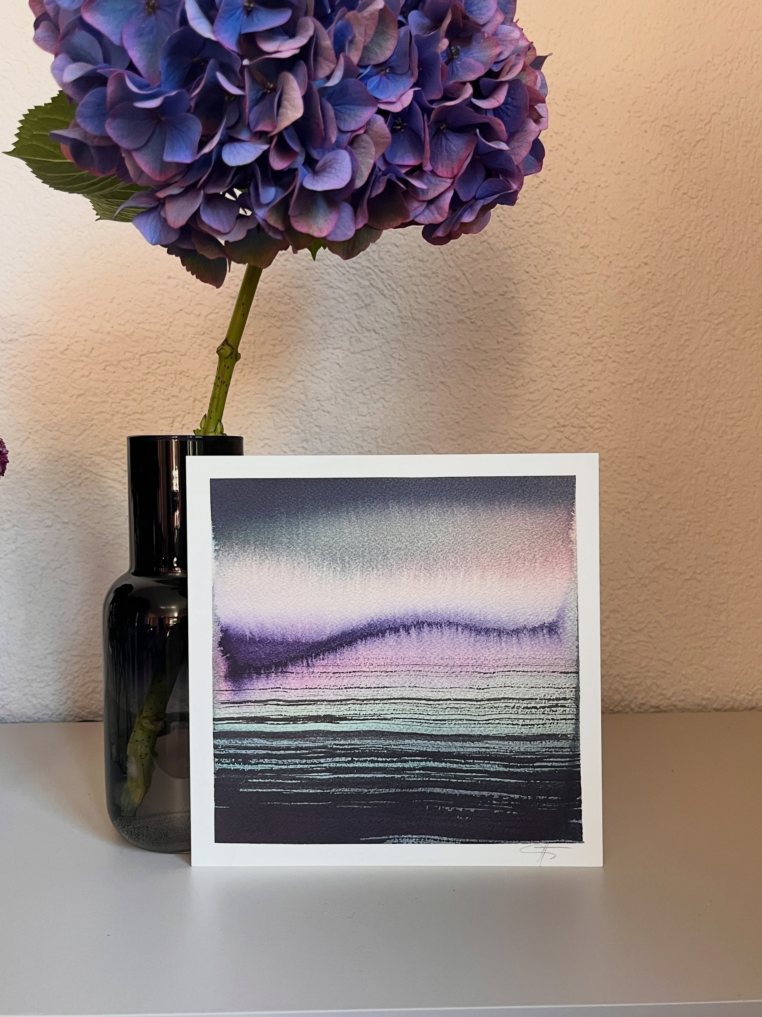 This time of the year. Hortensien, die trocknen, der erste Nebel &uuml;ber dem See. 🍂🌫️ artprint 20x20 cm unframed. Link in bio. 
#artprint #watercolor #inking