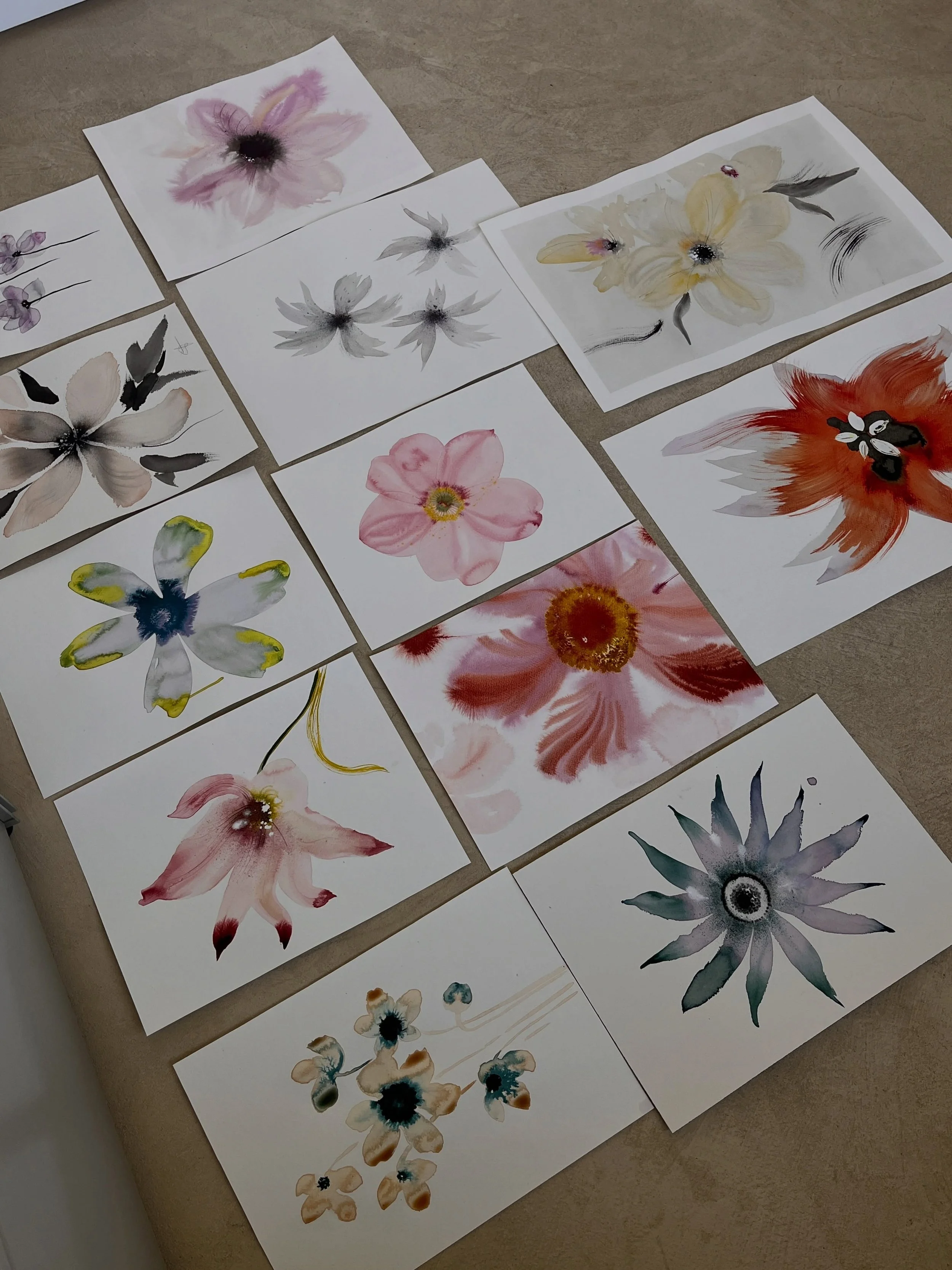 A floor full of flowers. Das letzte ist aus meinem kalten Kaffee entstanden ☕️ 😁🌸 ich liebe die Farbe! 🟤🩵

#ink #watercolor #workshop #aquarellclass #flowerstudies