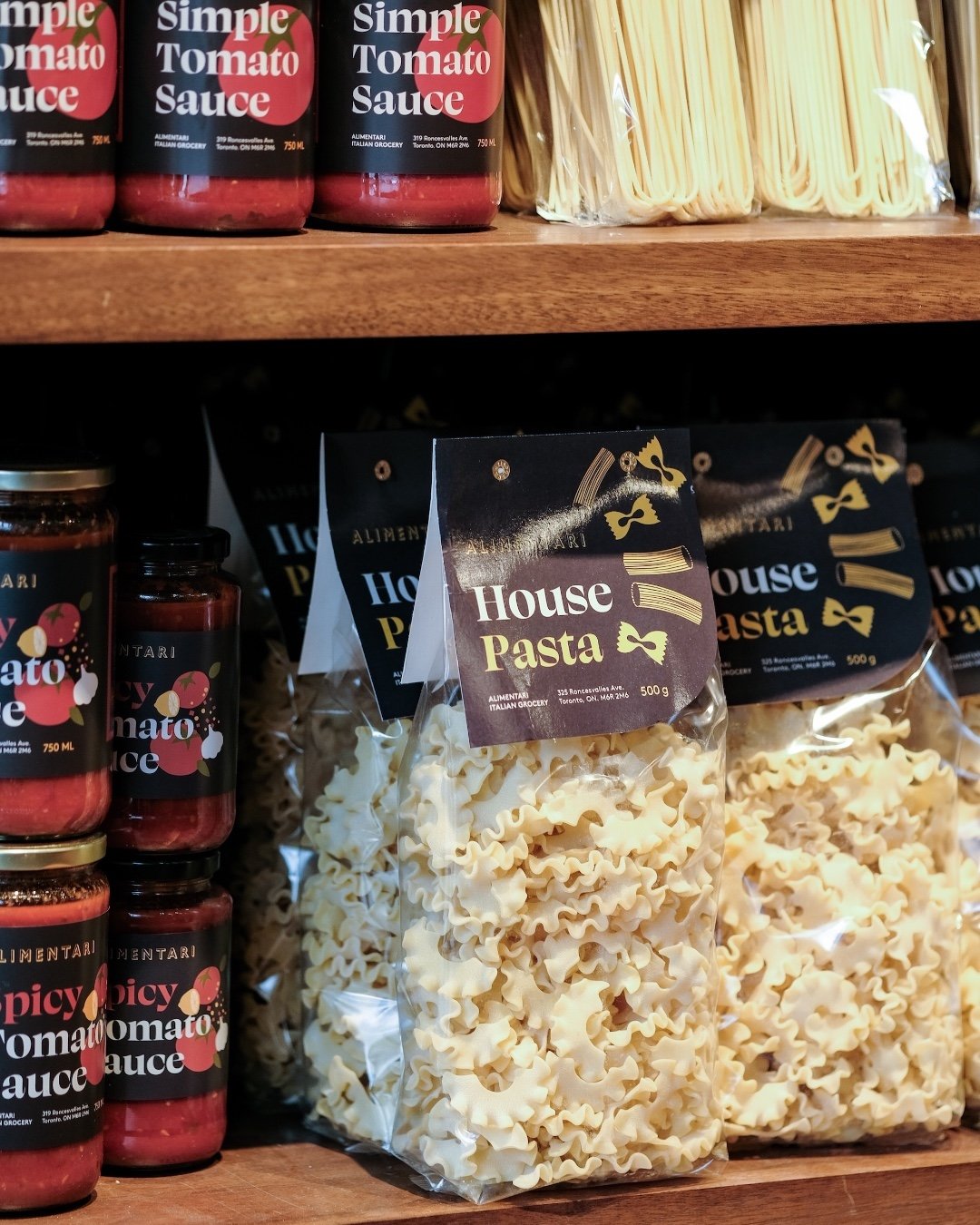 Were you thinking of UberEatsing tonight? We get it, it&rsquo;s convenient and easy. But so is grabbing a bag of pasta and one of our premade sauces. Just saying ;) 

#alimentaritoronto #roncy #roncesvallesvillage #torontofood #torontoeats